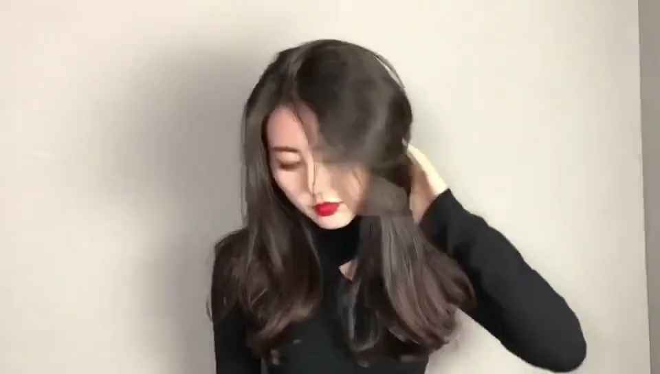 最迷人的 就是撩头发啦  当你笑的时候  说明你已经喜欢上这款 发型了  中长发 蛋卷