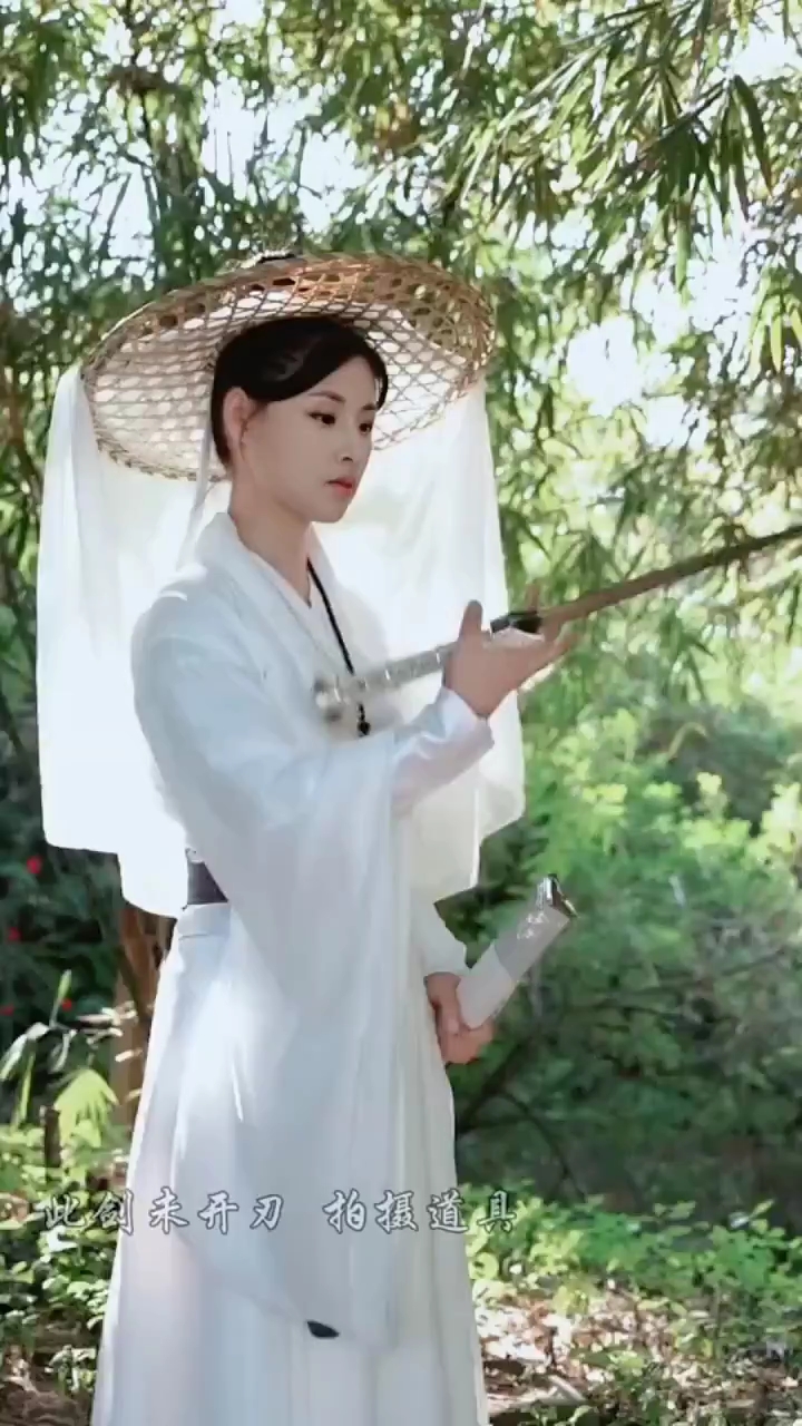 莺啼序～绮梦步韵  江南小园竹幕,掩香闺绣户。 倚亭阁、昆曲容听,一折惊梦天暮。 品龙井、