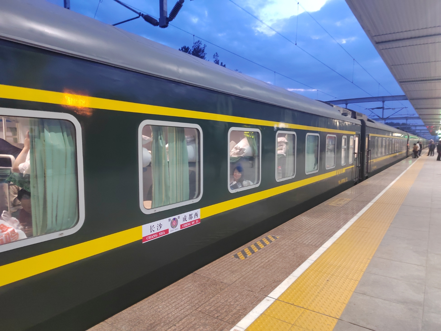 新春走基层丨绿皮列车上的烟火升腾