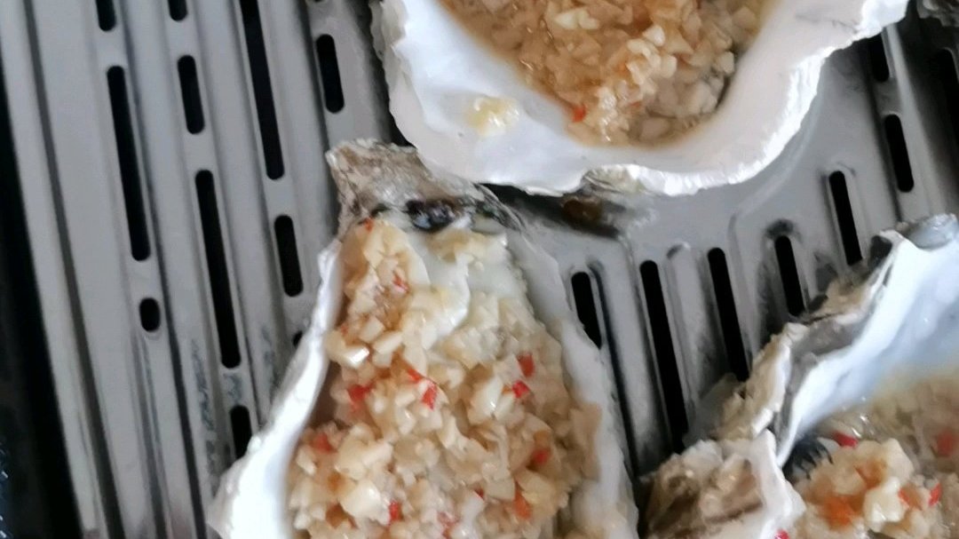 自制蒜泥生蚝,家人胃口不好,吃不下东西,我特意到批发市场花4.5元每个买了六个生蚝,生蚝剥