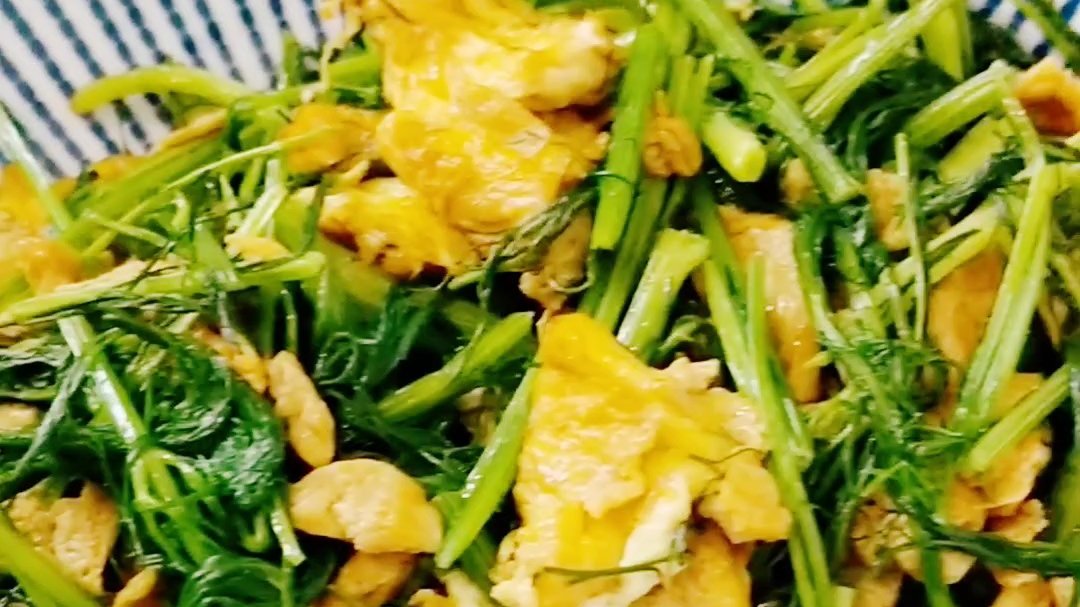 #我的早餐#强烈推荐今天果仁紫米粥,做法简单,口感丰富。紫米粥煮熟,撒上烘烤好的南瓜籽、花