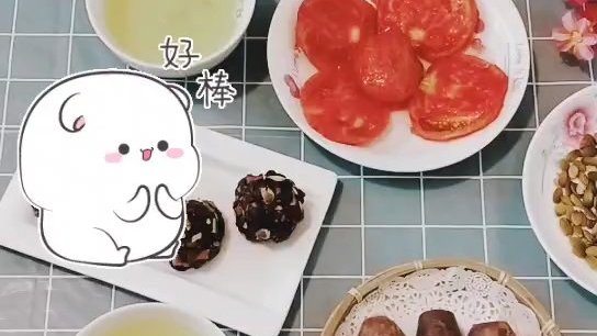 今天早餐做了果仁紫米饭团、毛豆汤、白糖番茄和红薯。介绍一下果仁紫米饭团的做法,紫米浸泡一夜