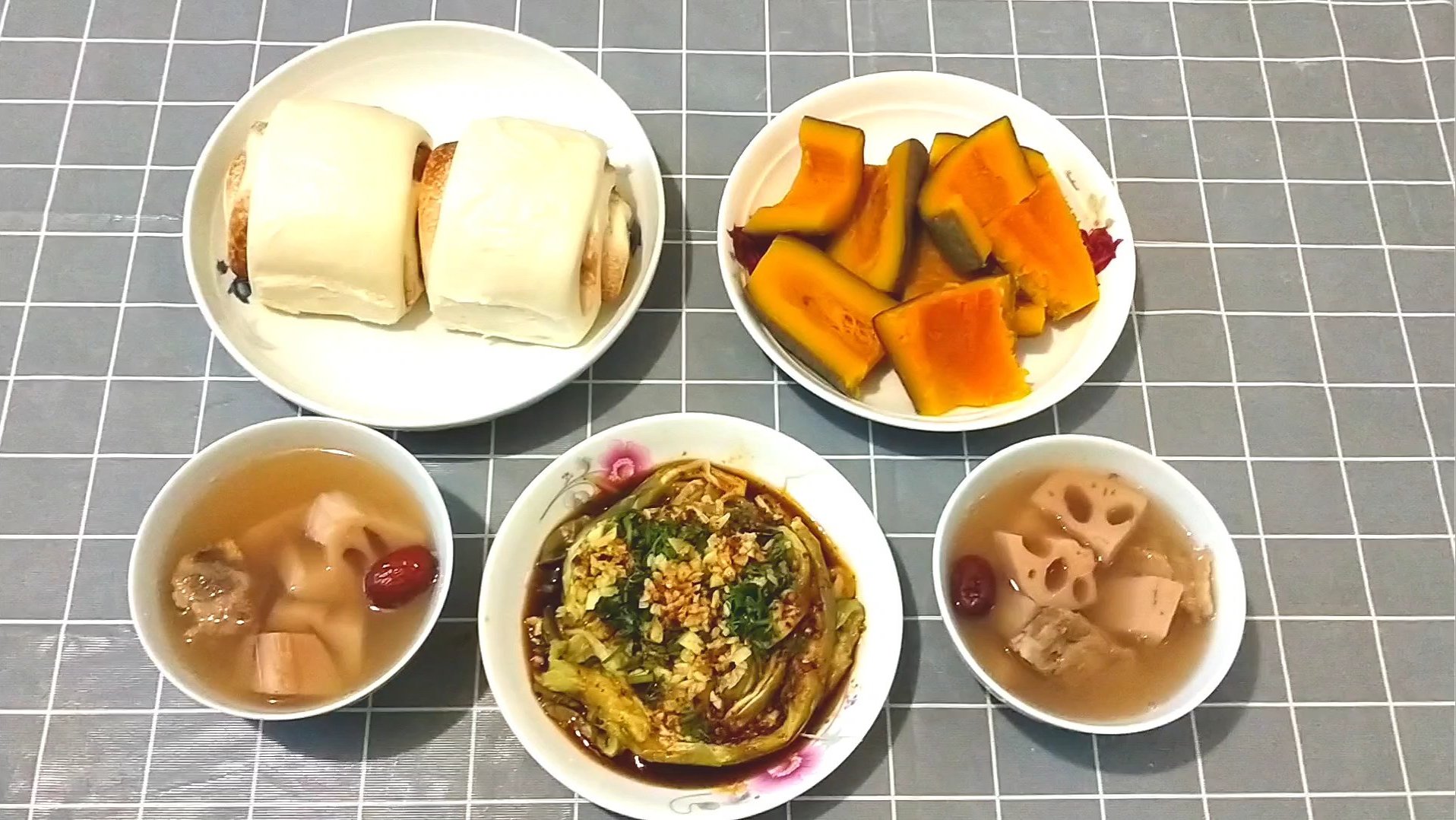 #九月你好#两个人的早餐不将就,今天的早餐做了莲藕排骨汤、花卷、蒜泥茄子、蒸南瓜。莲藕排骨