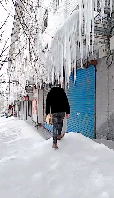 晚上去经常光顾地饭馆吃炸酱面,看到店里一个没见过的男人在招呼客人,我就随口调侃了句:“店里