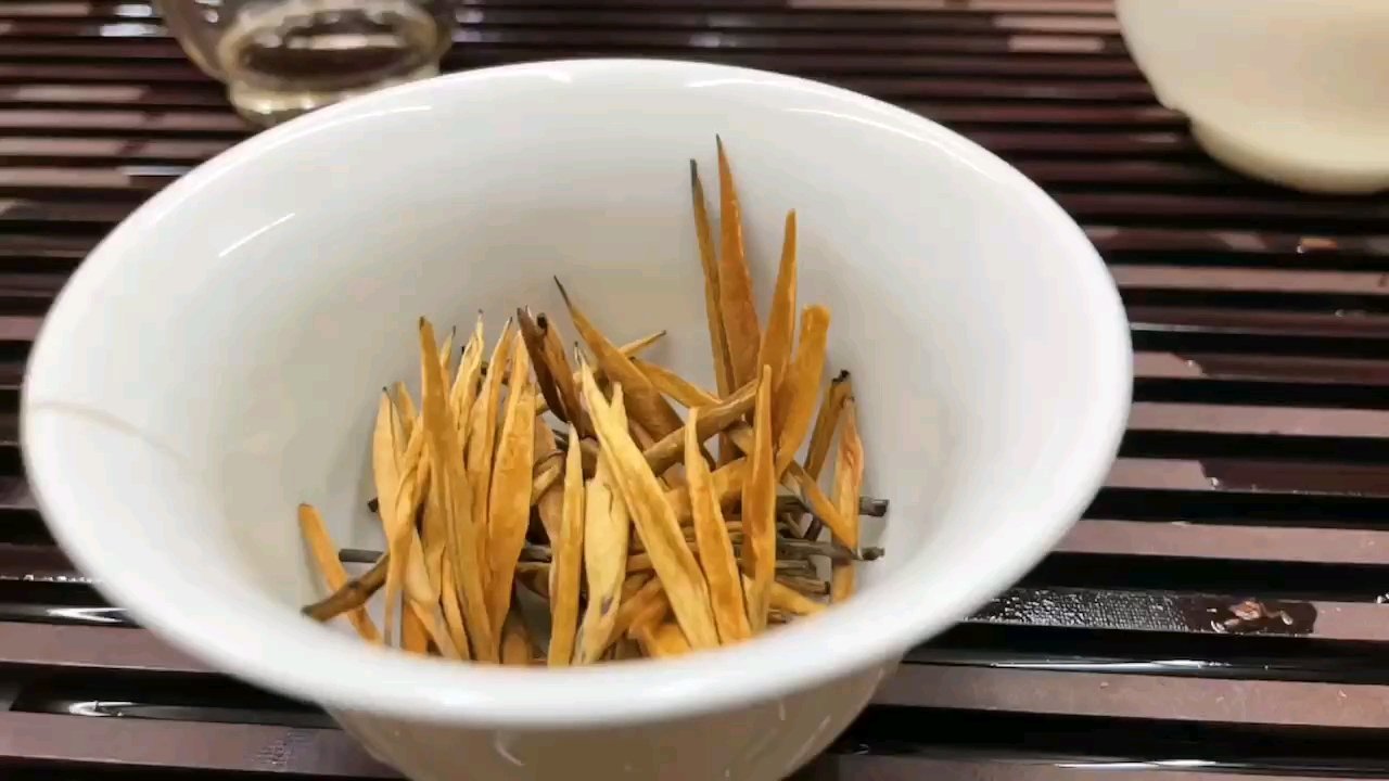 人走心,茶走胃 。  一杯如故,暖心暖胃!  云南•滇红大金针????  芽尖茶色金黄鲜明,干茶