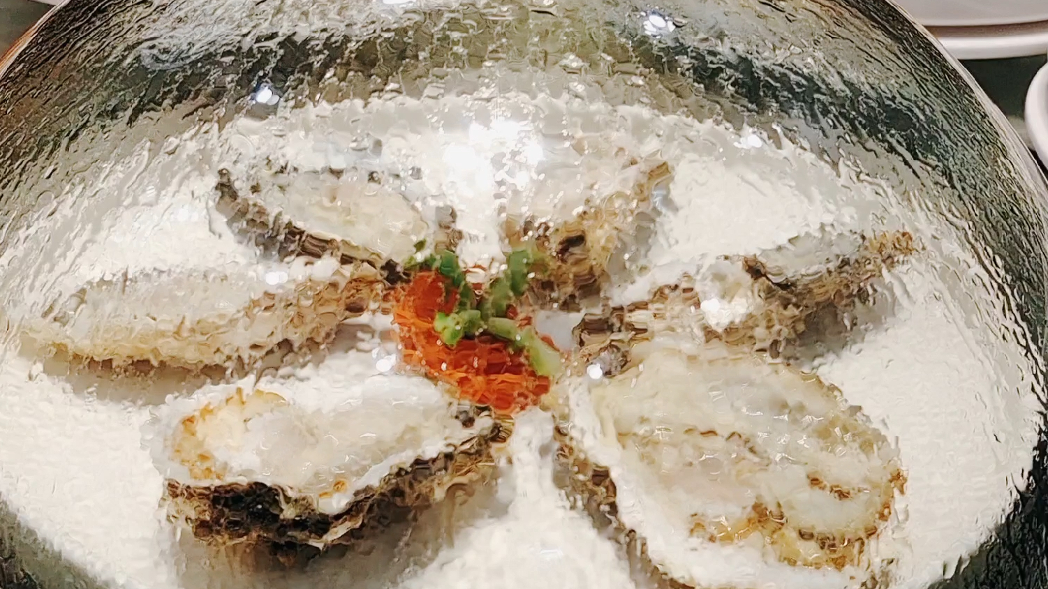 海鲜,就要蒸着吃!! 海鲜,就要蒸着吃!保持了原形、原汁、原味海鲜蒸锅让你吃到极致的美味!