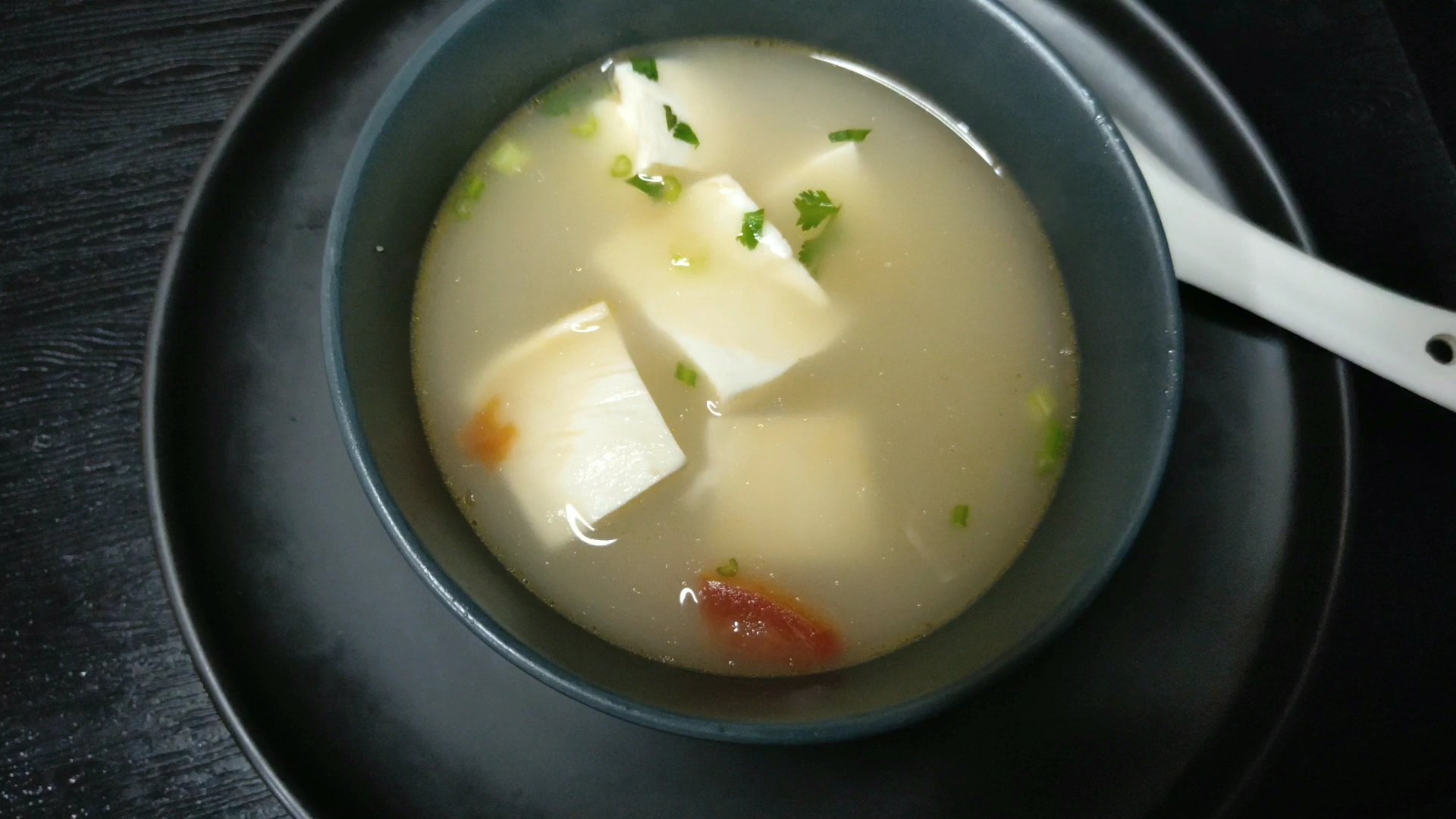 鲫鱼豆腐番茄汤,不带鱼刺,味道鲜,特别适合家里老人小孩食用