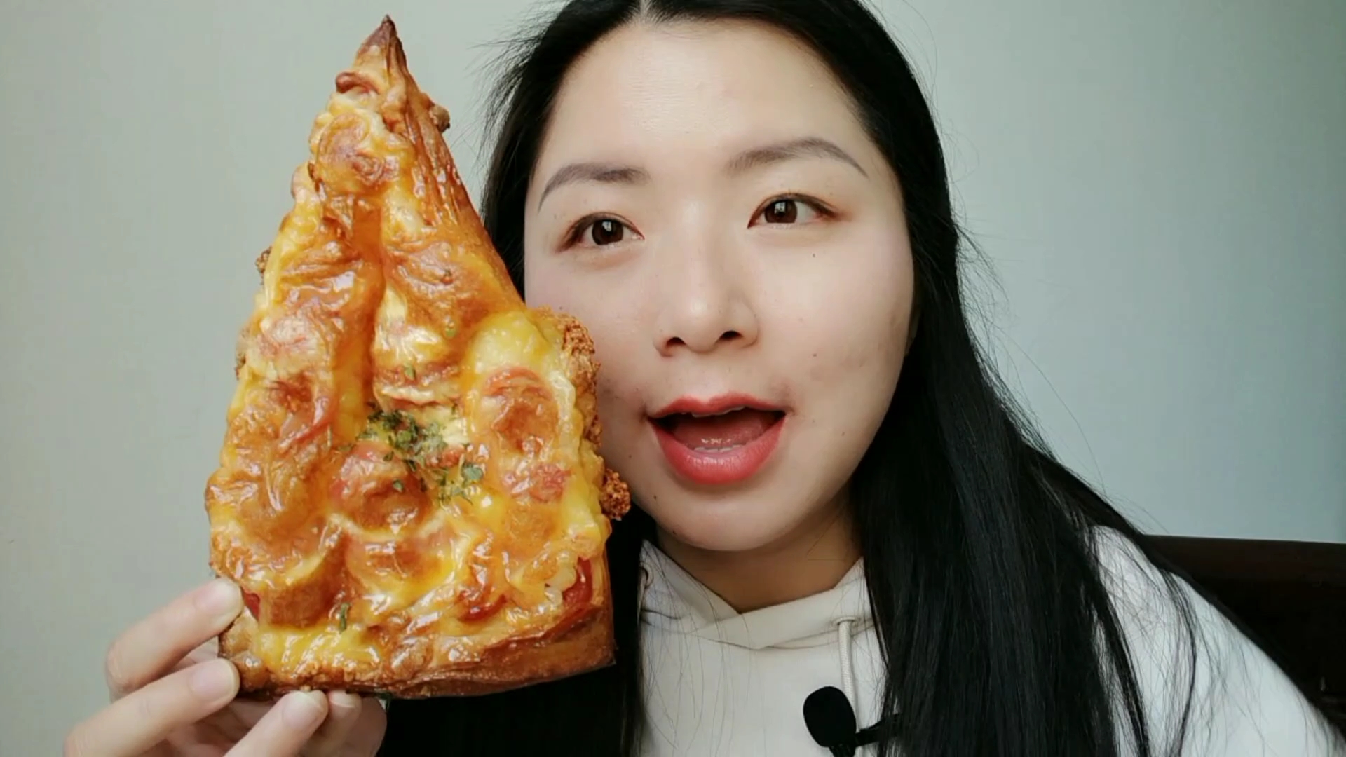 #我的美食分享# 酥脆的披萨,酱多多的肉松小贝,满足啊