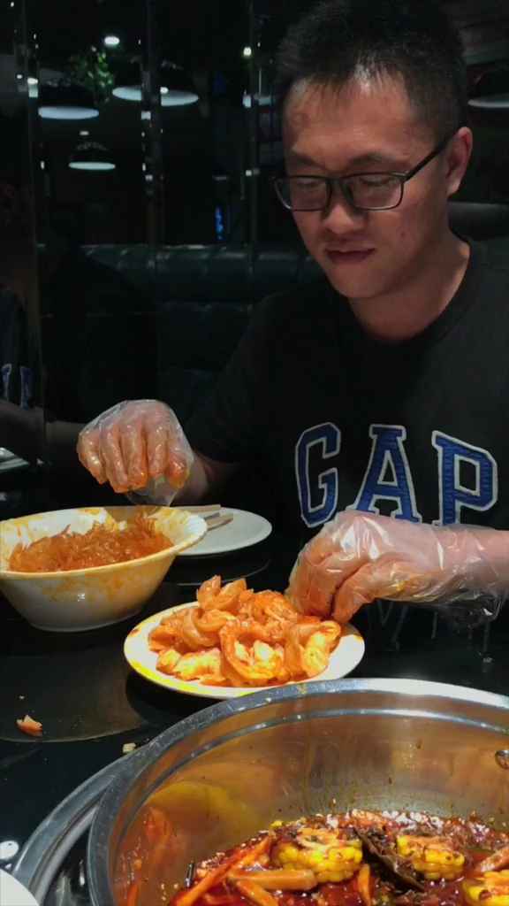 这次相亲的男生很体贴,希望每个女生都能找到给自己剥虾壳的人。