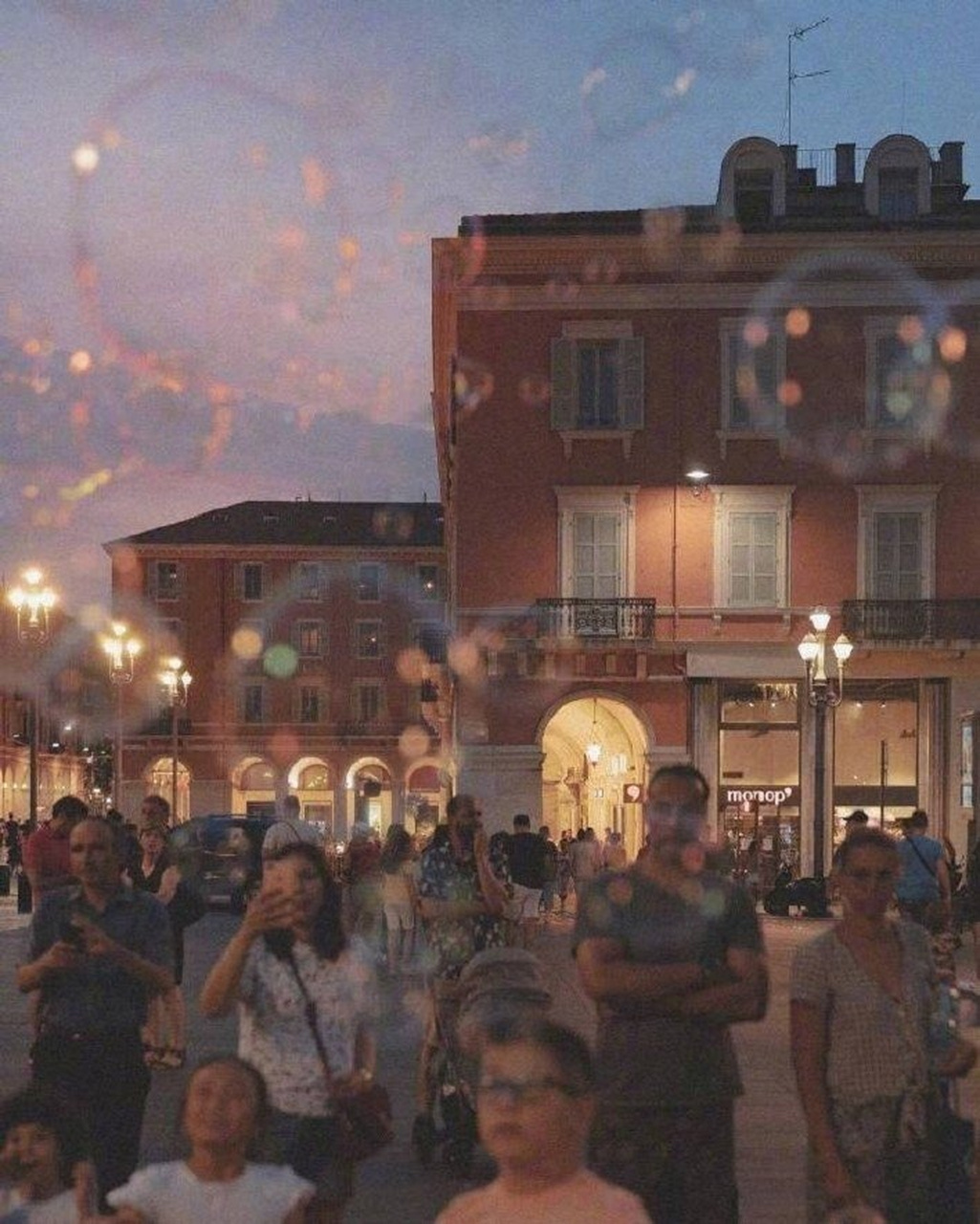 [微风]不顾别人感受是自私,太顾别人感受是自虐.  [微风]  #人生微语