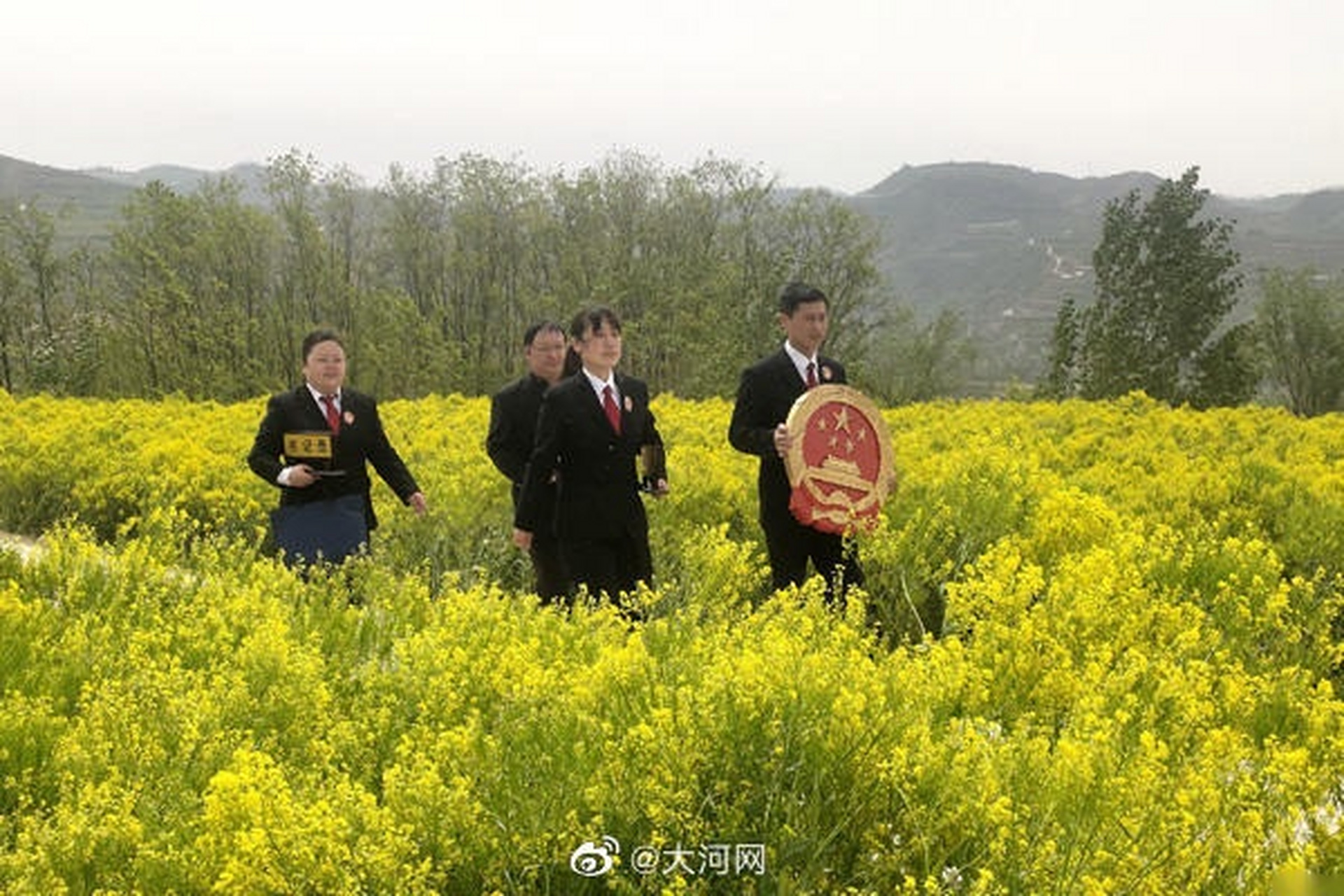 【河南法官捧著國徽巡迴審判 】 在河南,有許許多多基層法官帶著國徽