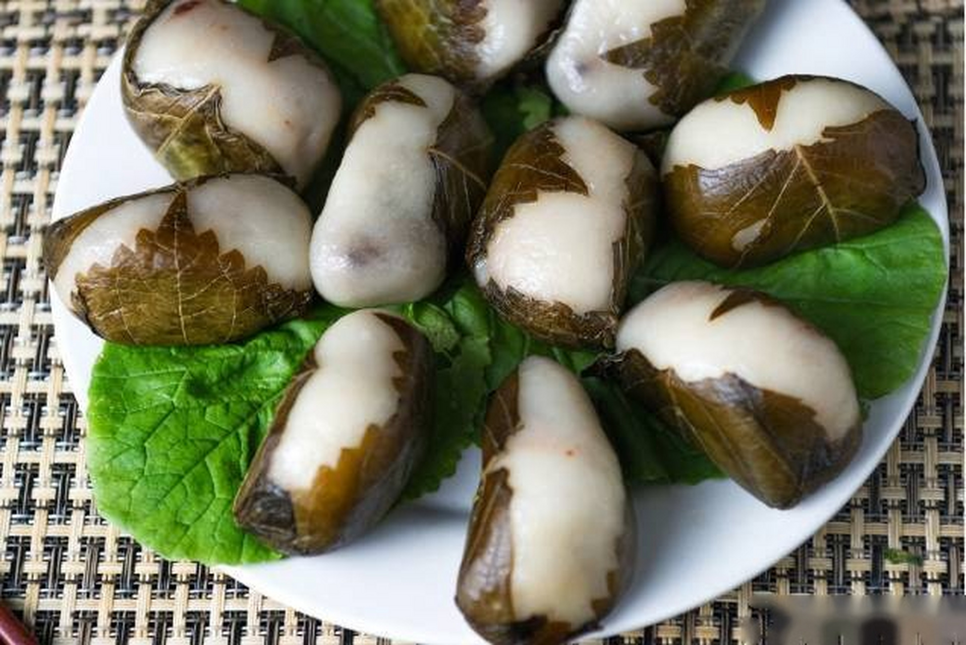 【丹东特色美食大赏[馋嘴]】苏叶饼是满族特色美食,将黏大米面平铺在