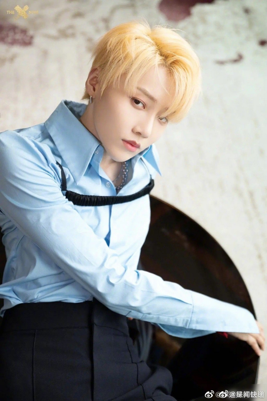 刘雨昕天天向上造型图 蓝色衬衫白色西装外套,酷飒十足!