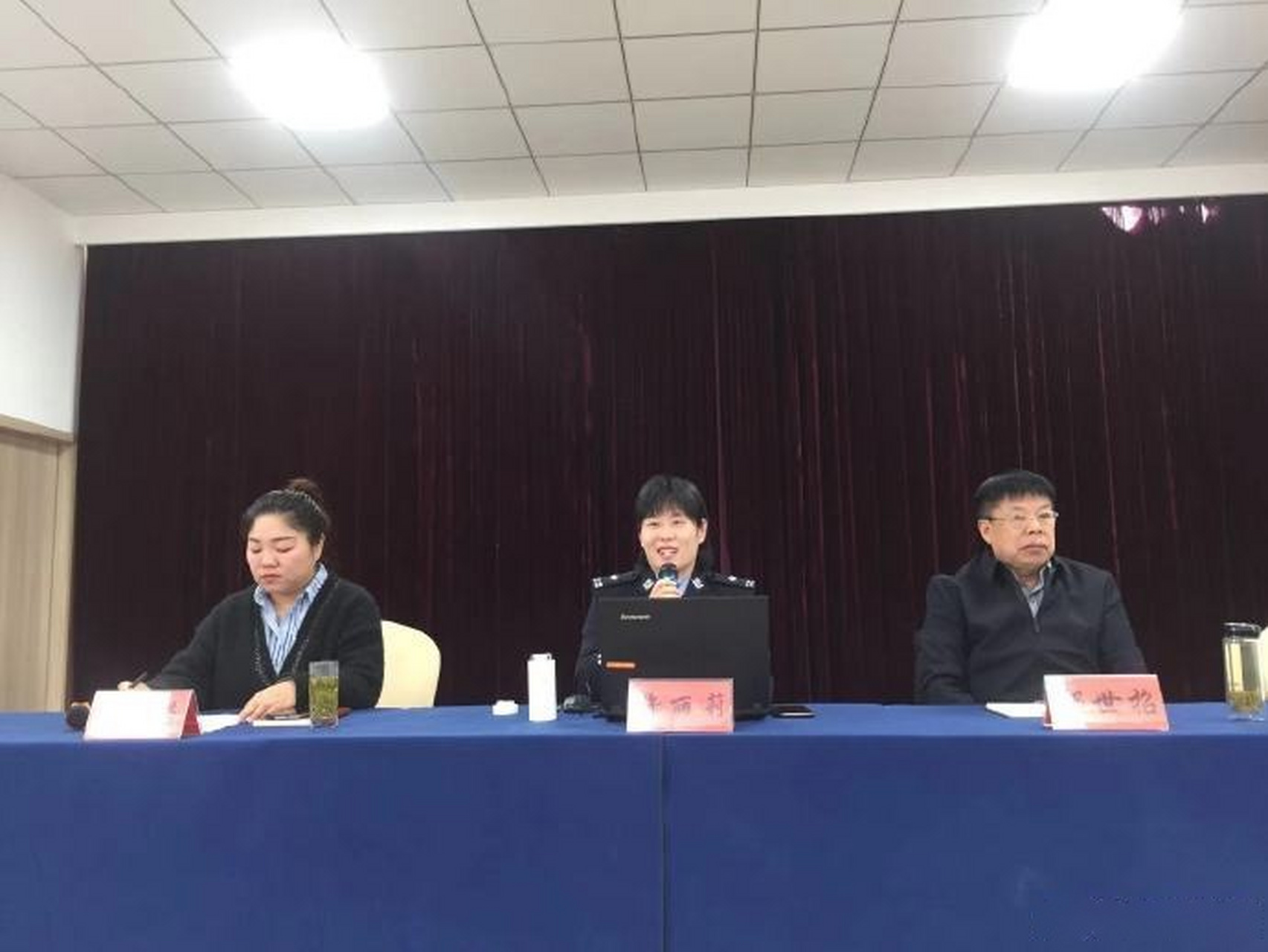 【我为群众办实事】4月8日下午,预审大队民警许丽莉在东湖职技校给