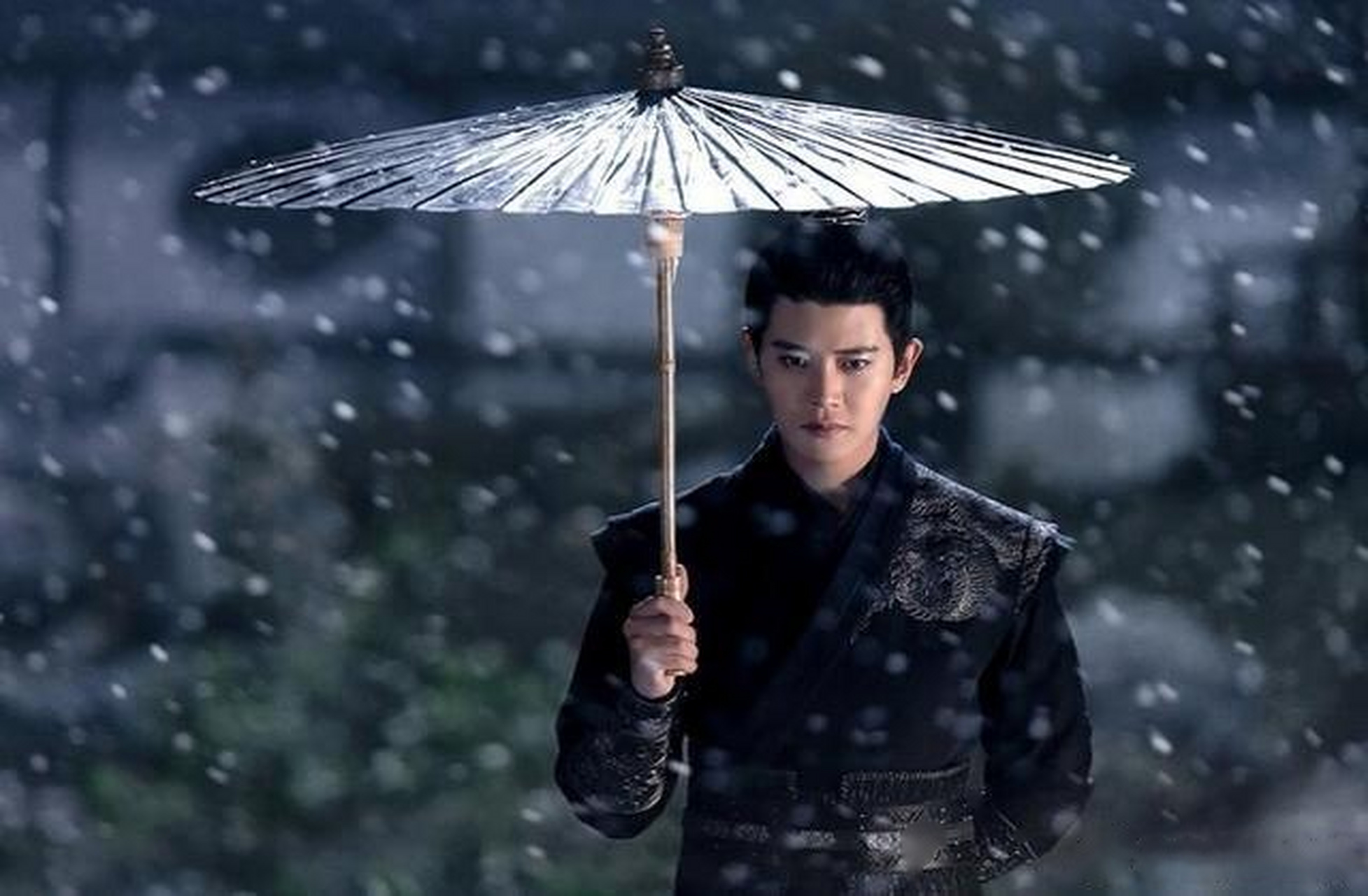 任嘉伦在《周生如故》中的撑伞镜头绝了,演出了古代儒将的风度与英气