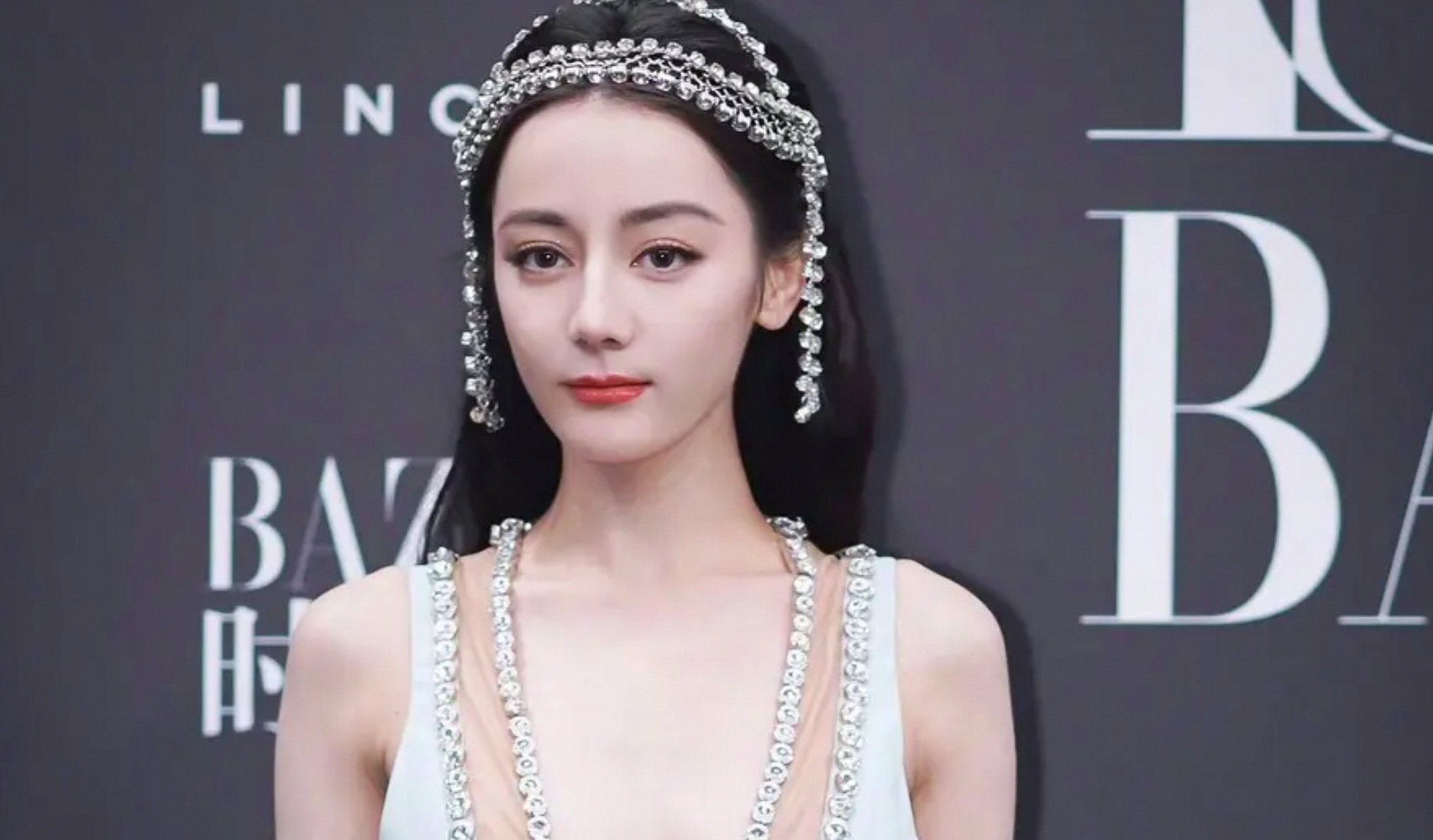 迪丽热巴时尚芭莎人鱼裙