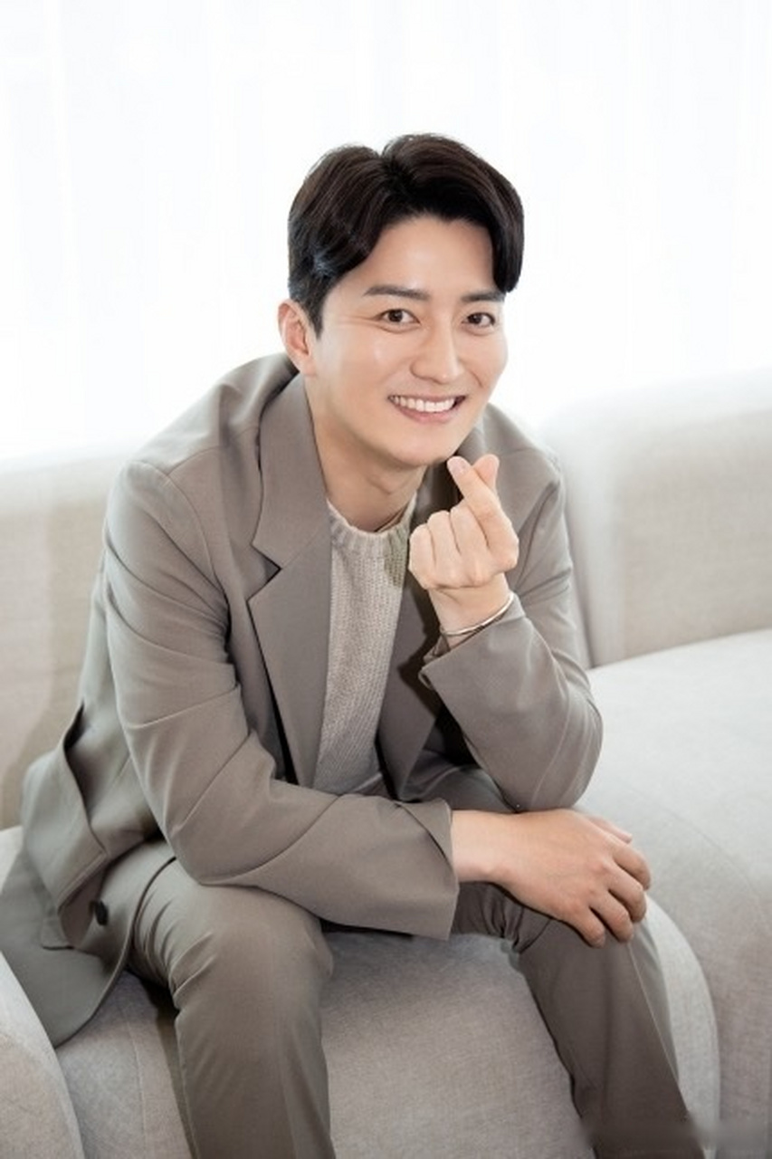 印乔镇 有望出演tvn新剧《海岸村恰恰恰》,与申敏儿金宣虎 合作.