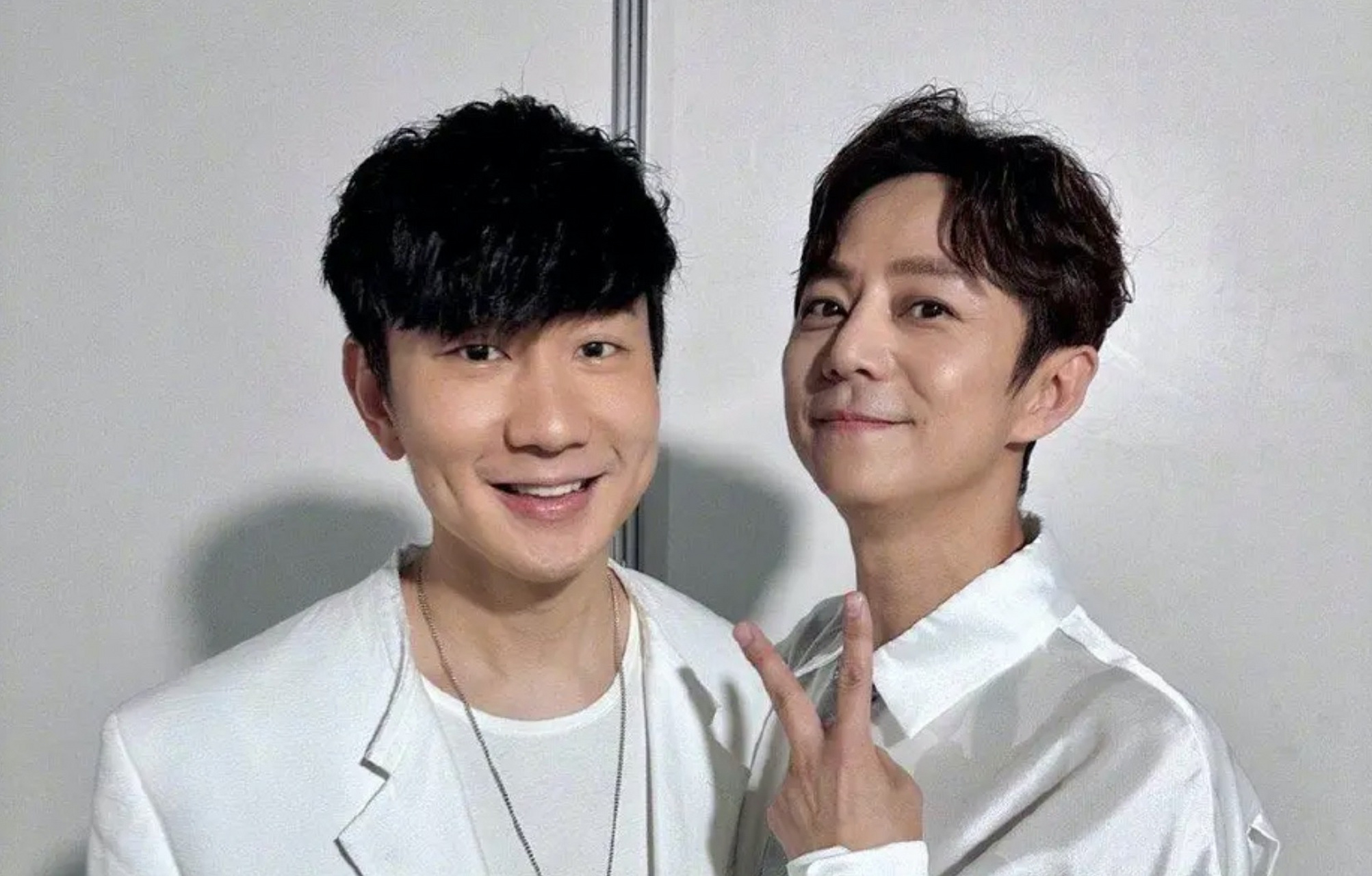 林俊杰晒与何炅合照