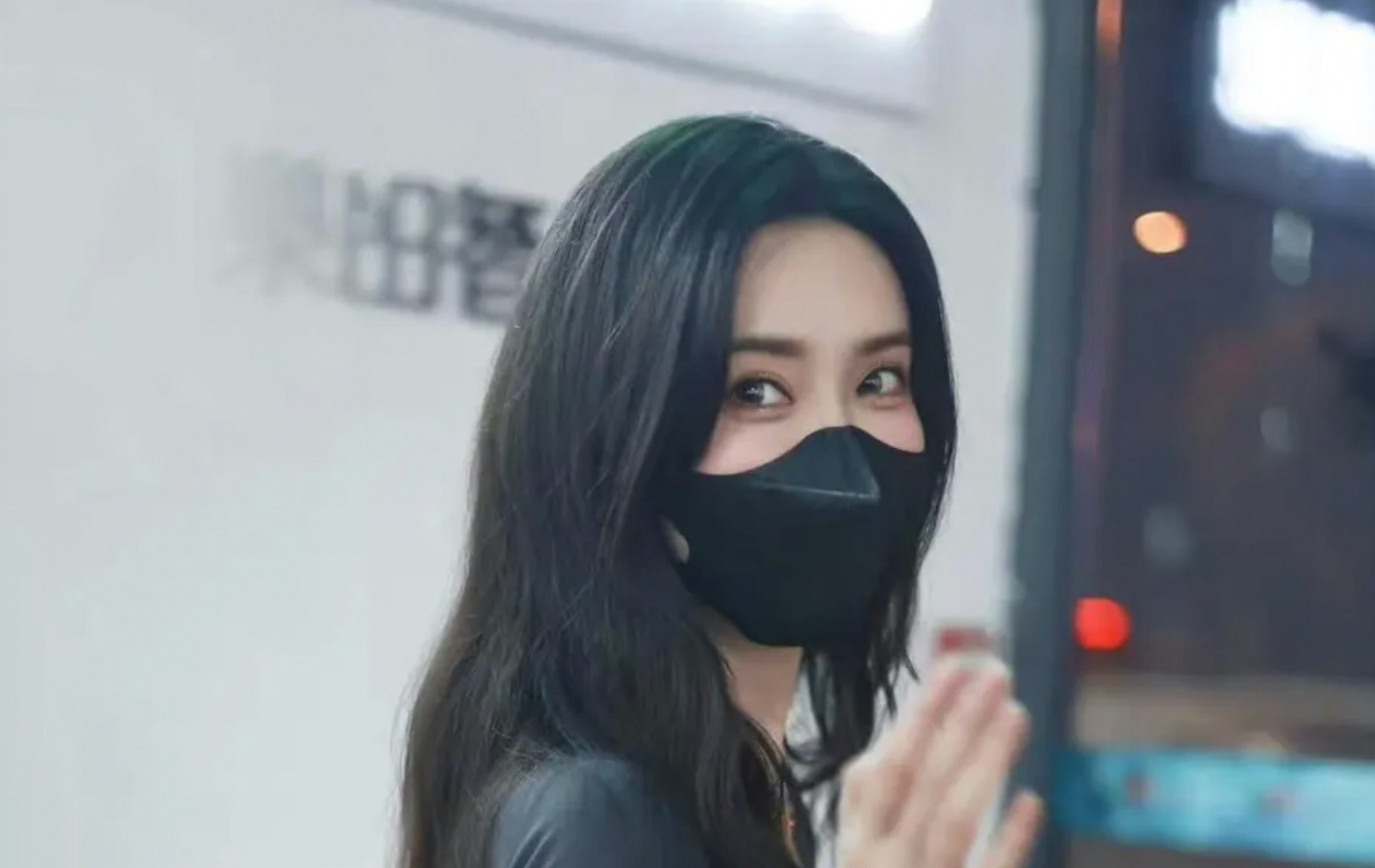 终于有晚会请孟子义唱歌了