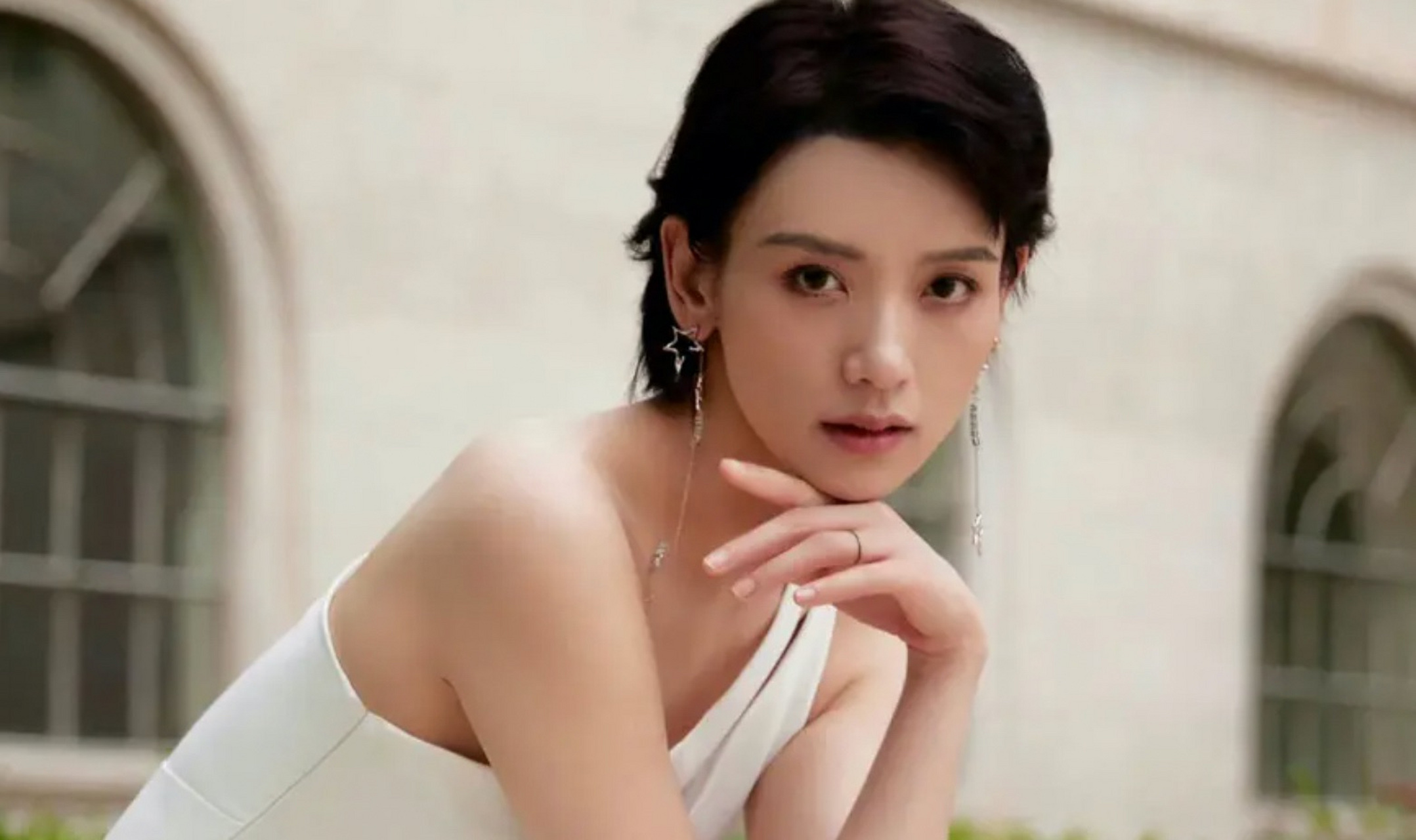 李晓峰是时尚芭莎红毯主持人