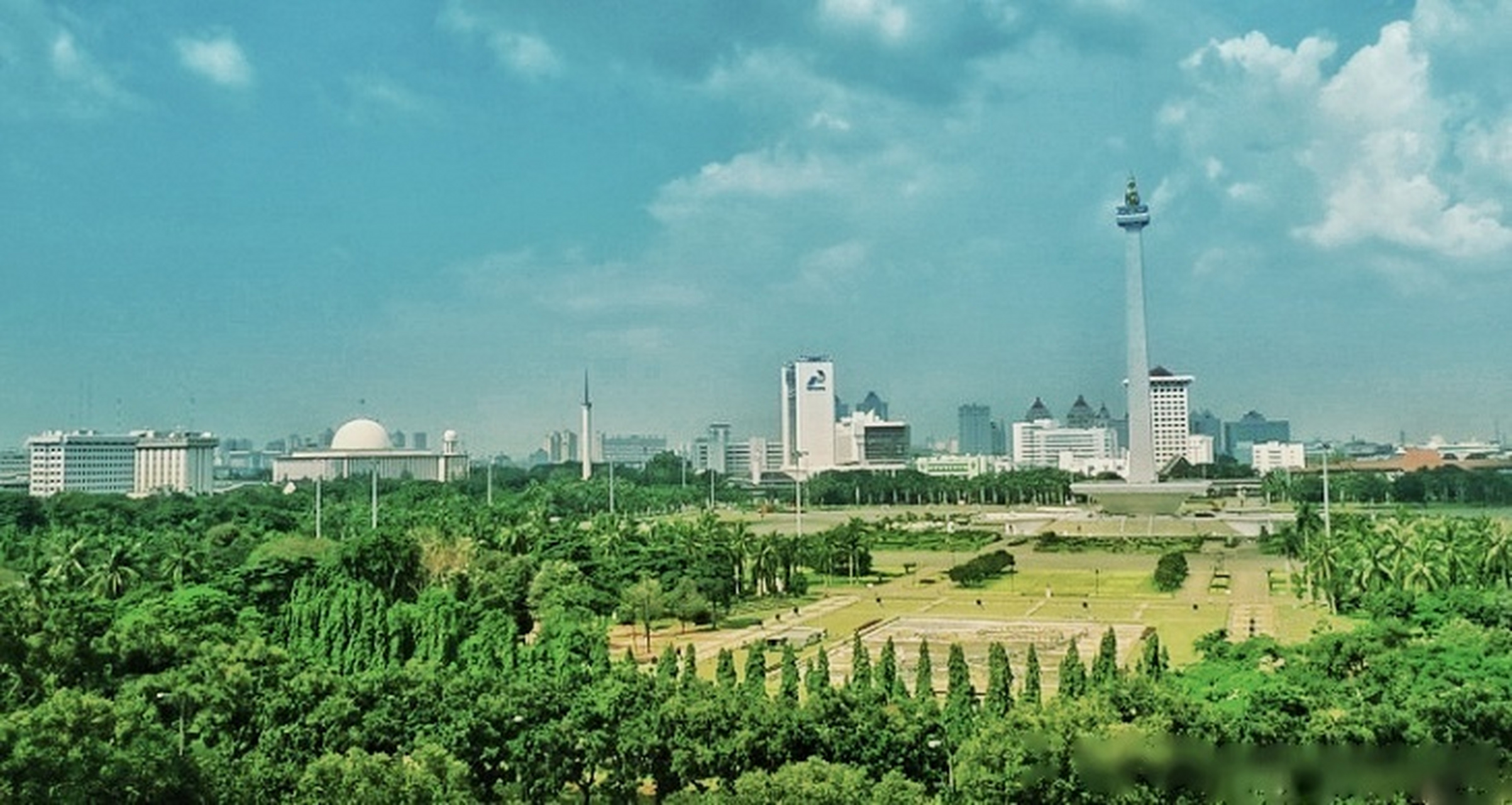 独立广场位于印尼首都雅加达市中心,印尼最重要的几座建筑均围它而建