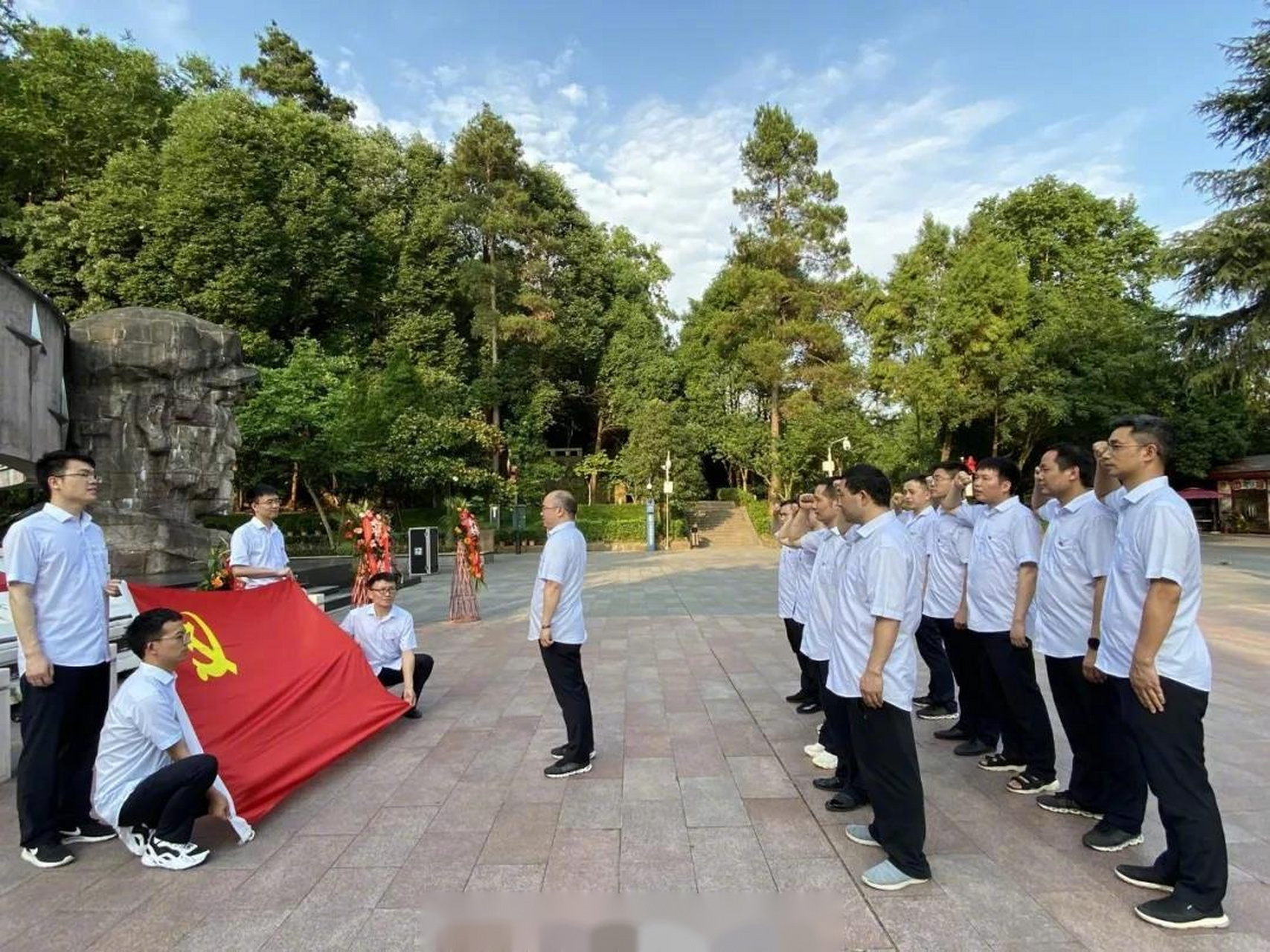 【瞻仰革命圣地 党旗永烁光辉】寻红色足迹,革命精神世代传;忆往昔