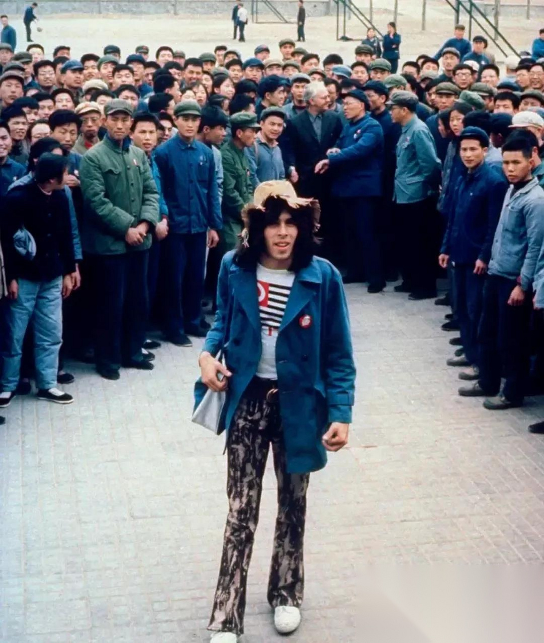 美国乒乓球运动员格伦·科恩在1971年来北京时被围观,像极了人们围观