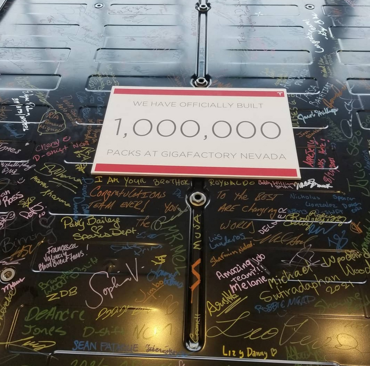 特斯拉 giga 1 的第 1,000,000 个电池包(pack)下线.