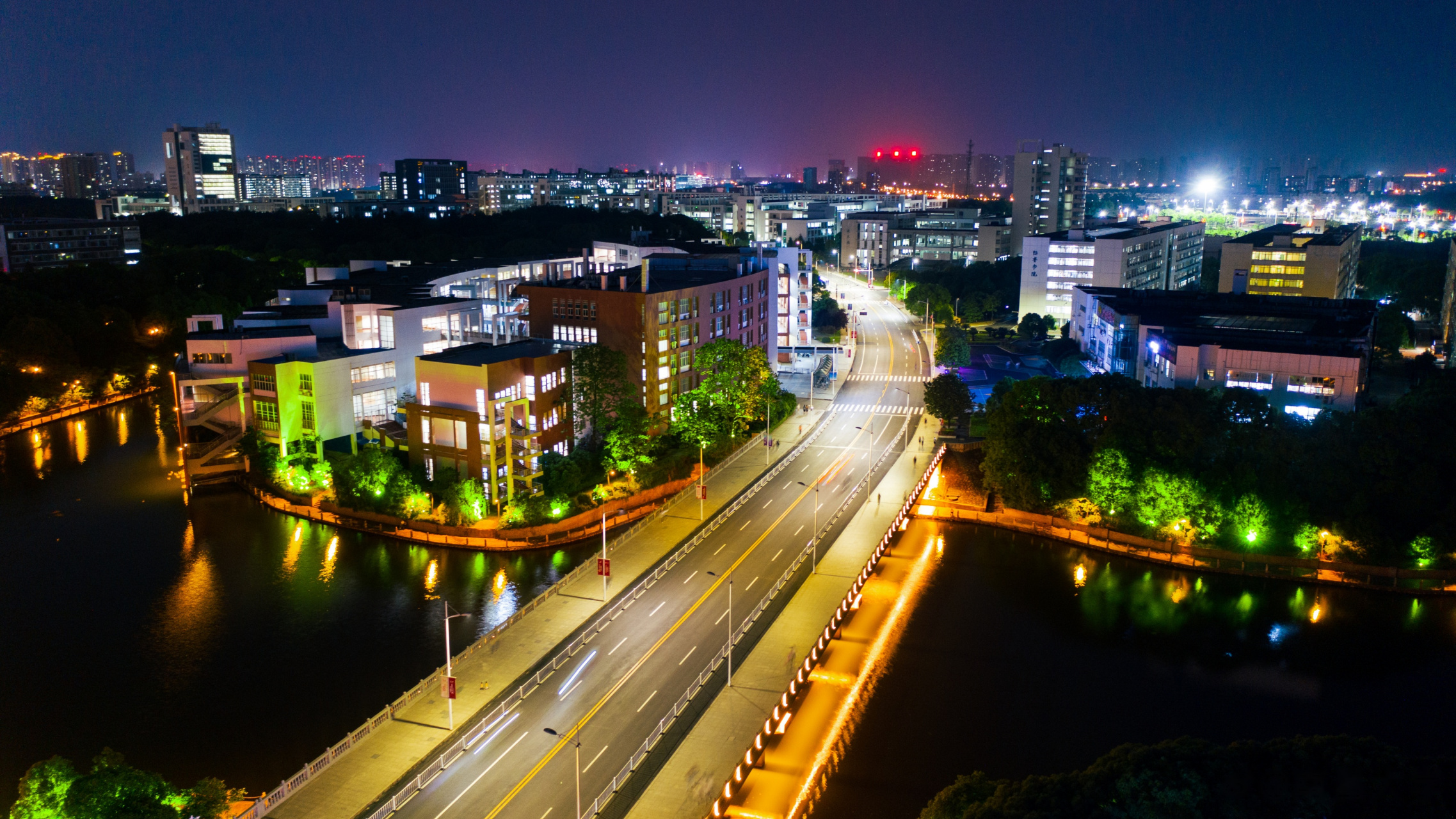 我在大学等你#【灯火里的南大】 夜幕星河水中倒影, 绽放的夜灯