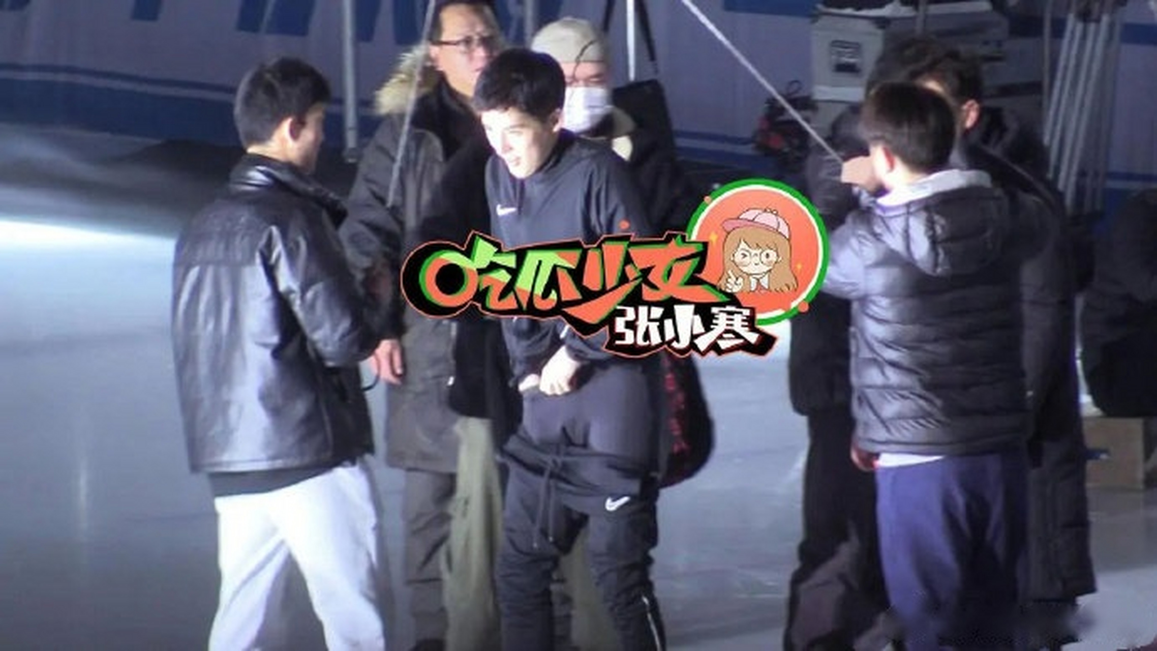 张小寒拍到王安宇吊威亚多次整理裤裆……夺笋呐,人家不要面子的吗?