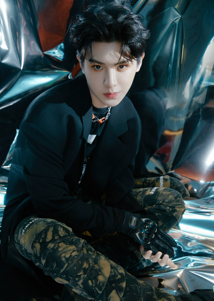 黄明昊《金曲青春》造型图来啦这套暗黑系look搭配眼妆也太绝了吧[赞]