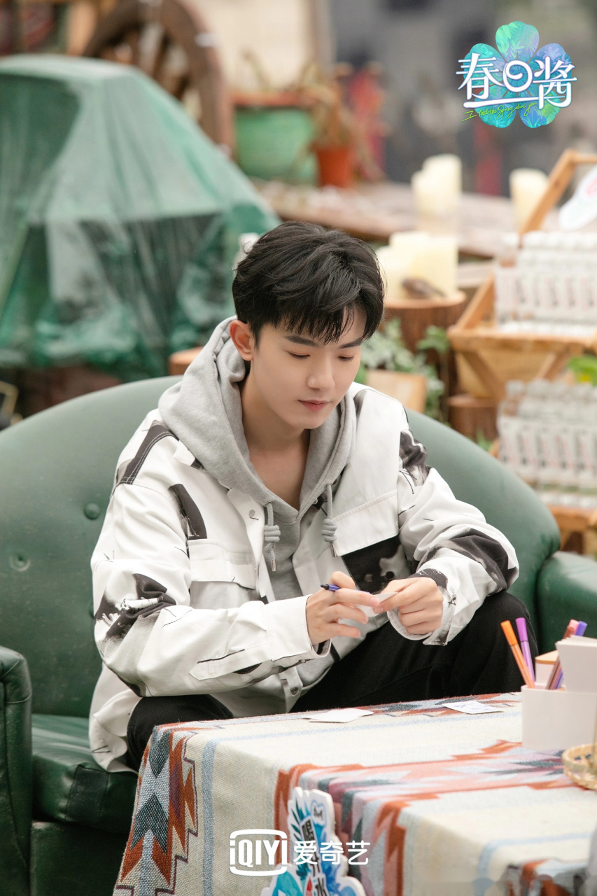 春日酱# 认真的男孩最有魅力,看到@演员李明德 的春日写真 就酱深有