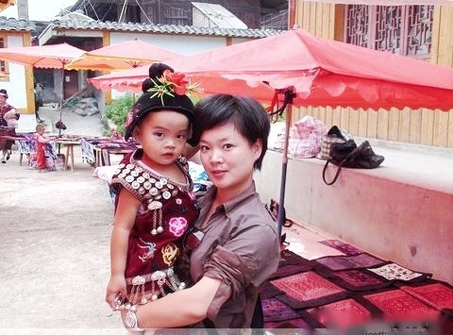 在黔东南首府凯里附近的舟溪曼洞苗寨(短裙苗),我们遇到了图中这个小