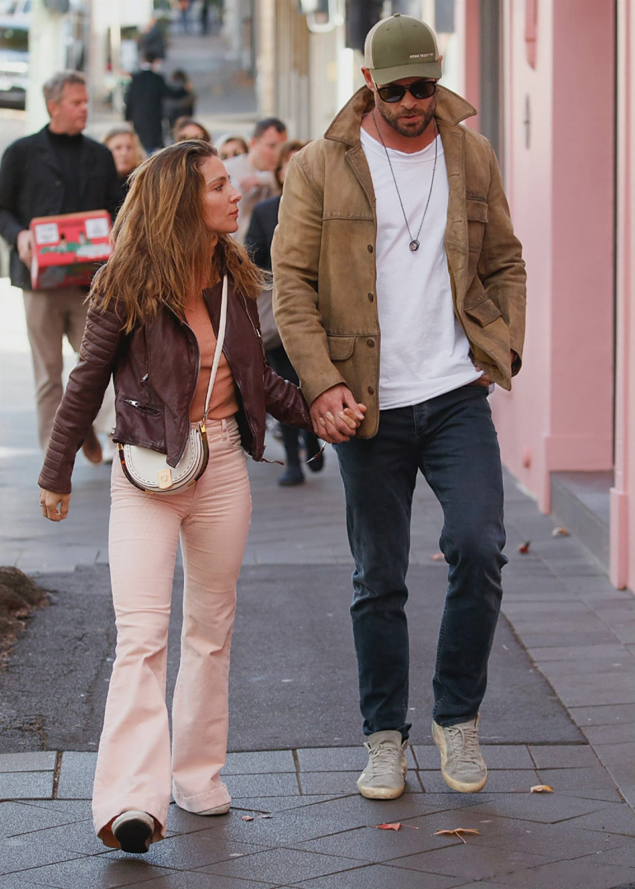 "锤哥"克里斯·海姆斯沃斯牵手锤嫂埃尔莎·帕塔奇的最新街拍,身高190