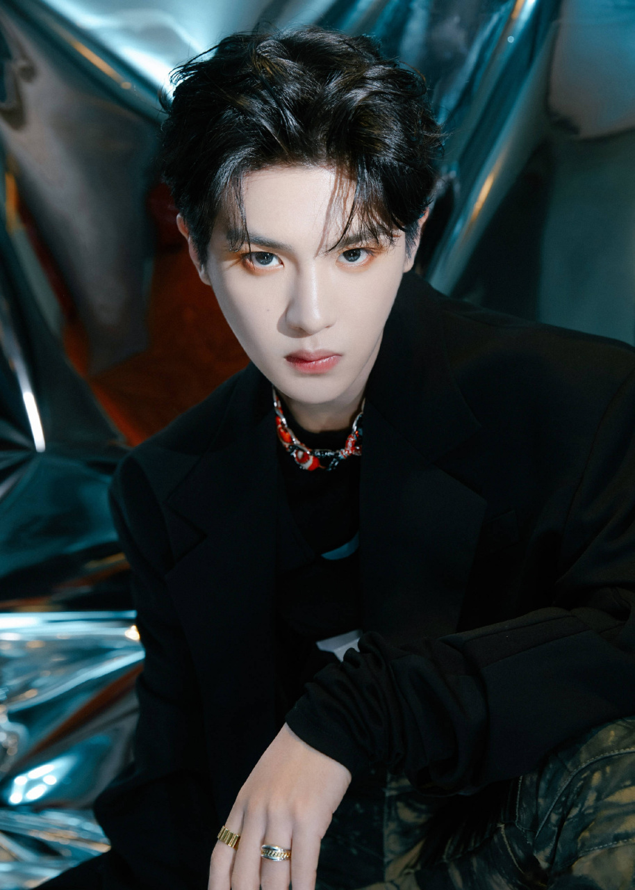 黄明昊《金曲青春》造型图来啦这套暗黑系look搭配眼妆也太绝了吧[赞]