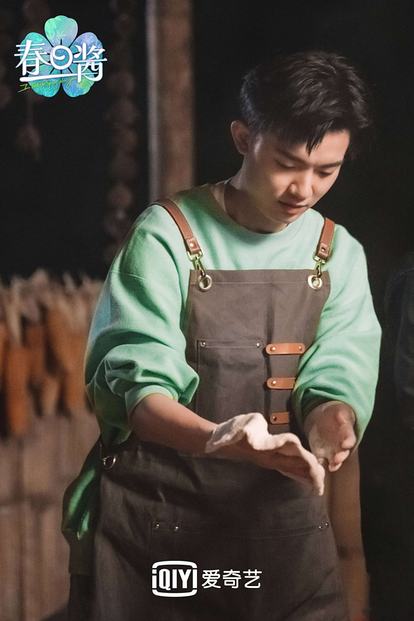 春日酱# 春日少年@演员李明德 春日写真 惊喜来袭,化身大厨,get橙子