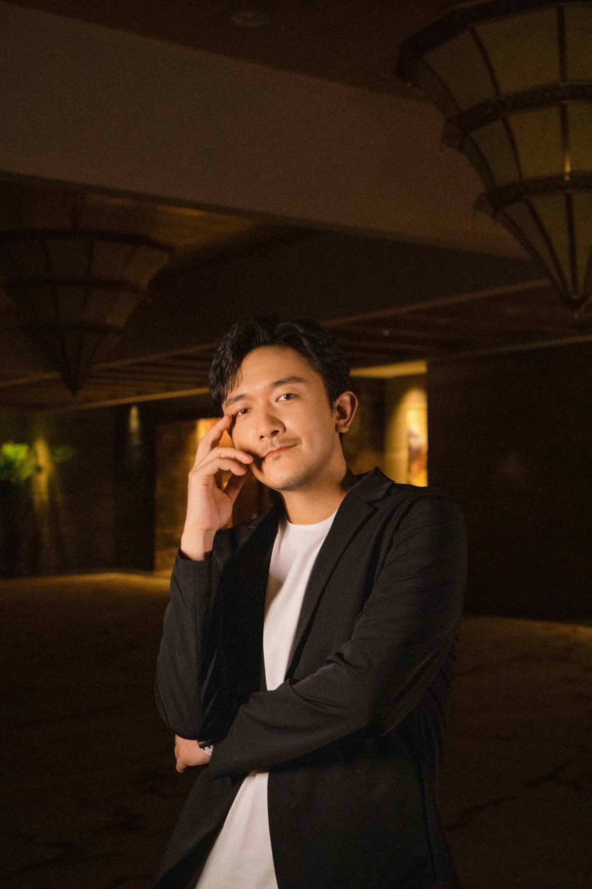 《中国医生》在京举办首映礼,演员@cucn201小爱 身穿白t浅色牛仔裤