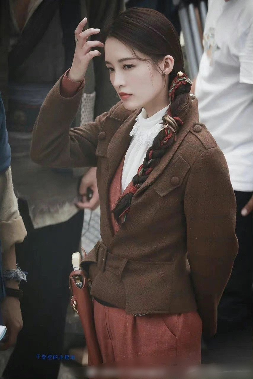 李沁在《请君》中饰演仗义的女寨主于登登,大麻花