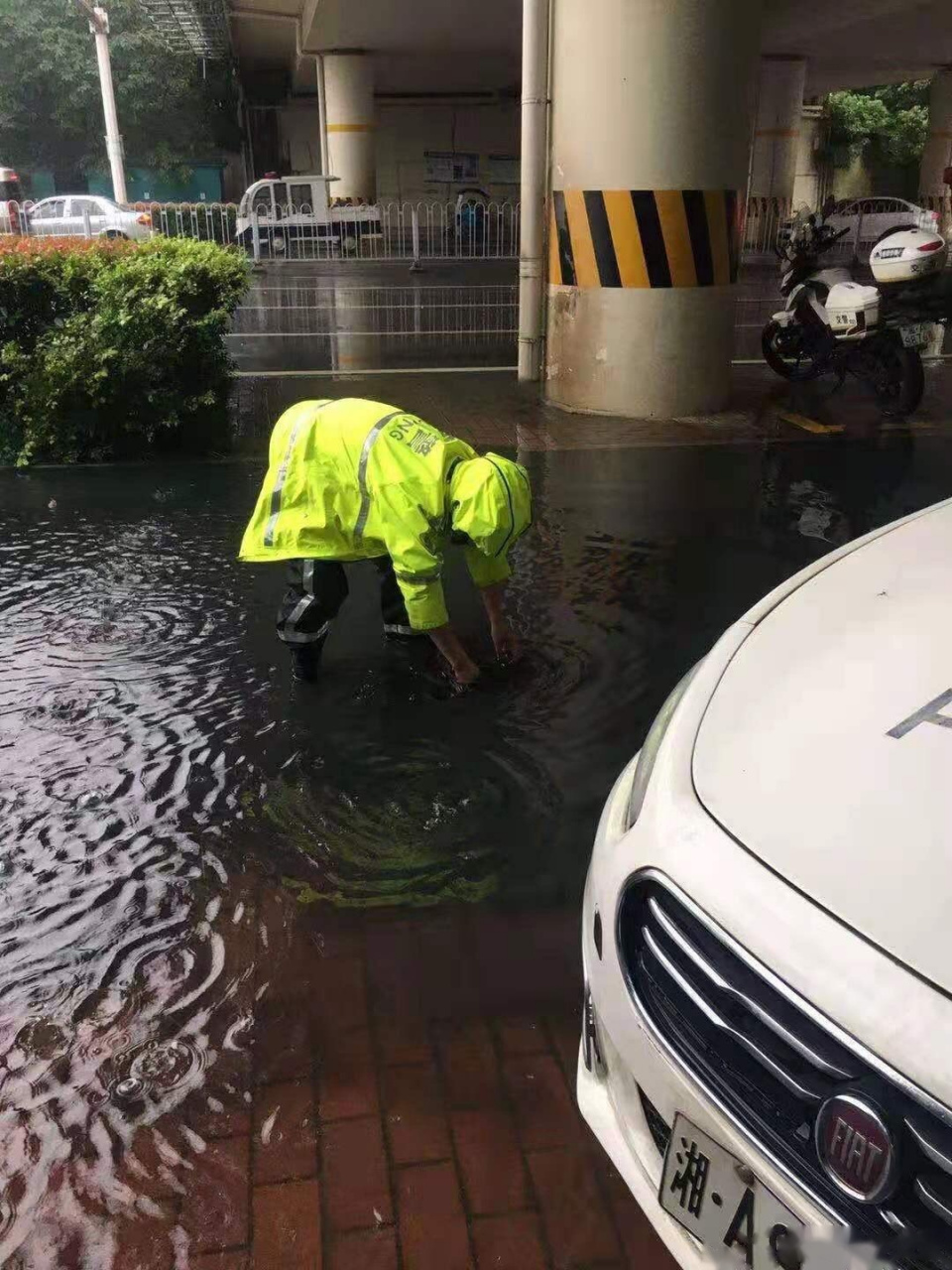 我為群眾辦實事# 5月19日9點左右,暴雨導致長沙大道花侯路口路面積水