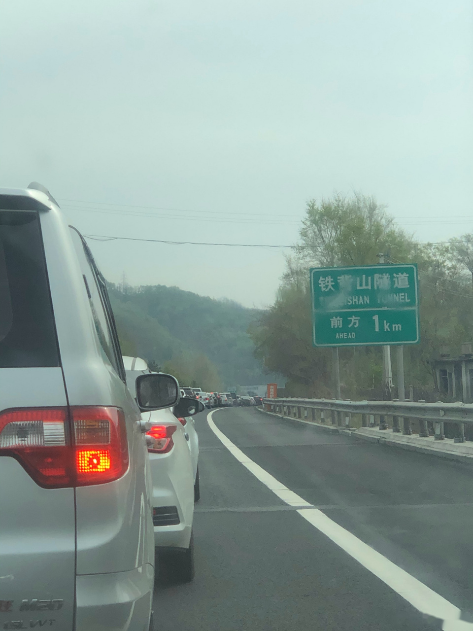 高速路况:沈吉高速吉林方向,抚顺东至章党区间,道路施工造成行驶缓慢.