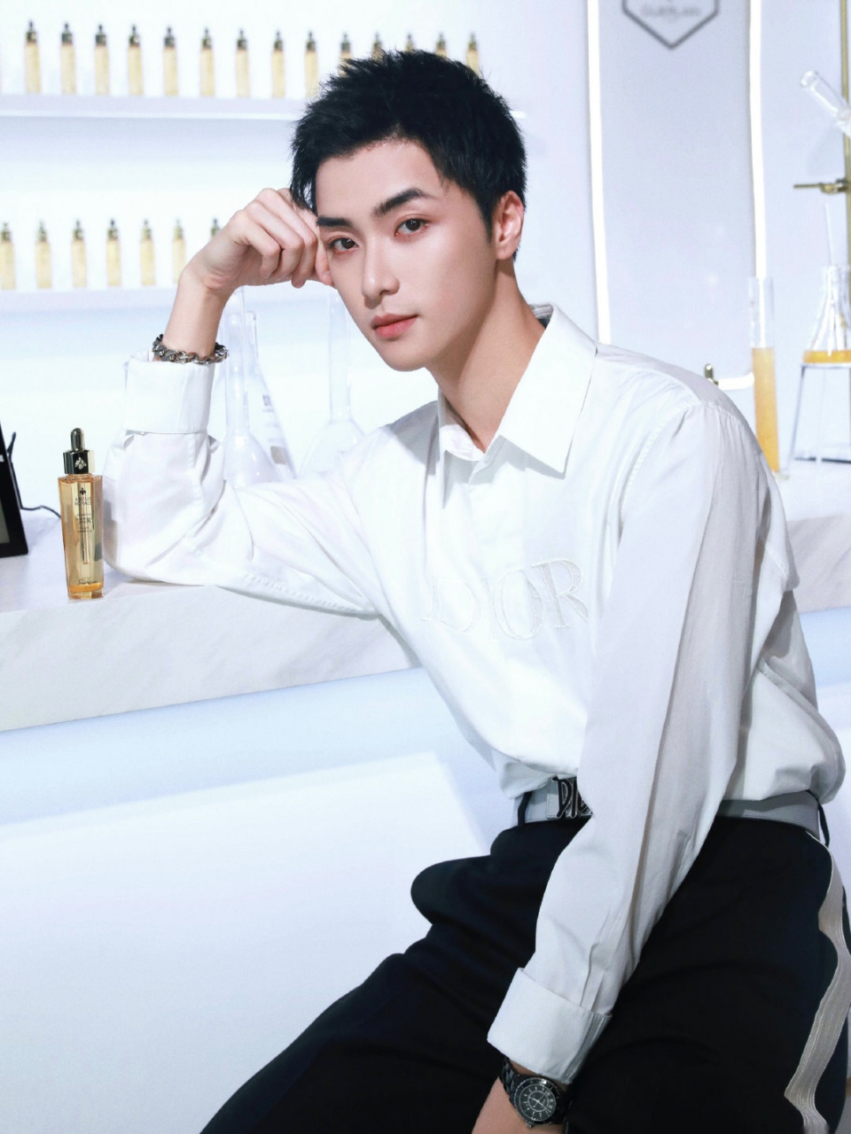 演员高寒 简约黑白彰显清爽雅致,天然环保传递生态理念.