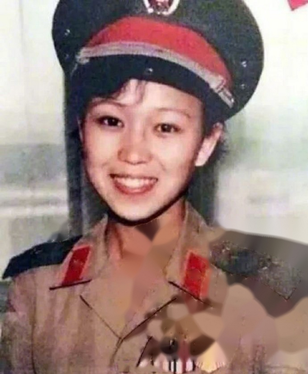 钟惠玲,作战中获得"模范卫生员"称号的女兵,并被授予荣誉称号