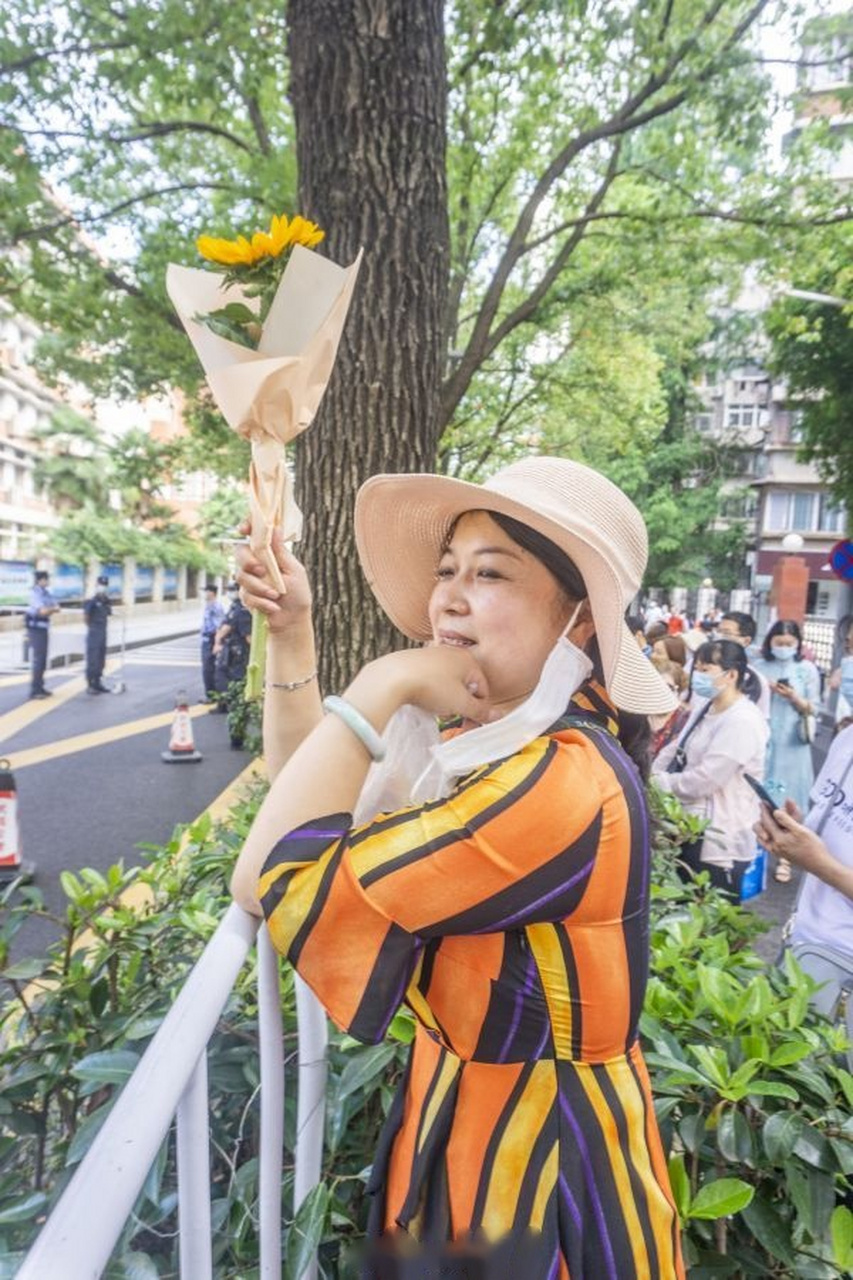 【青衿入考場,倚門待兒歸】武昌水果湖高中,一位等待考生的家長.