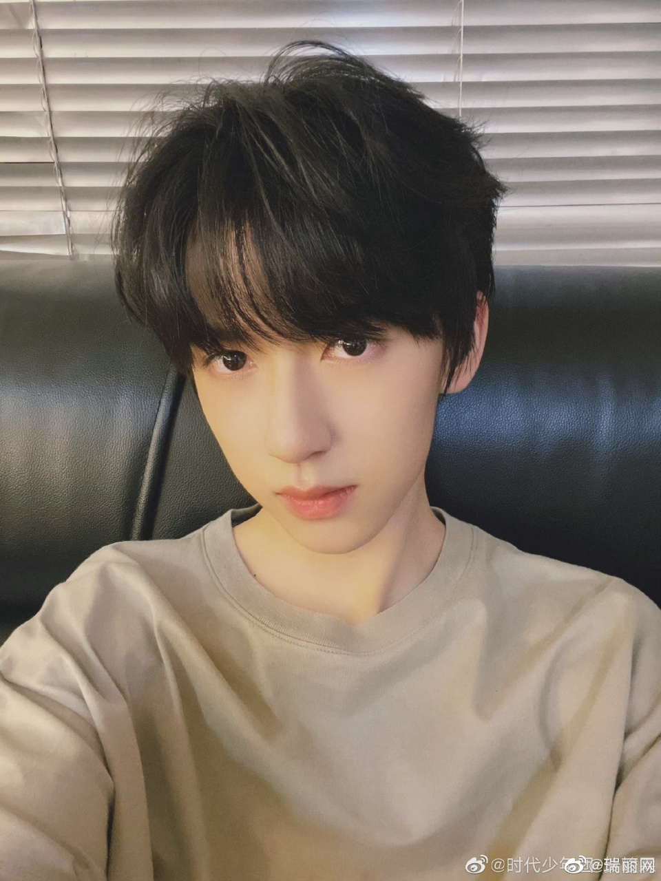 【贺峻霖怼脸自拍三宫格】 #贺峻霖# 分享最新自拍照身穿灰色t恤,怼脸