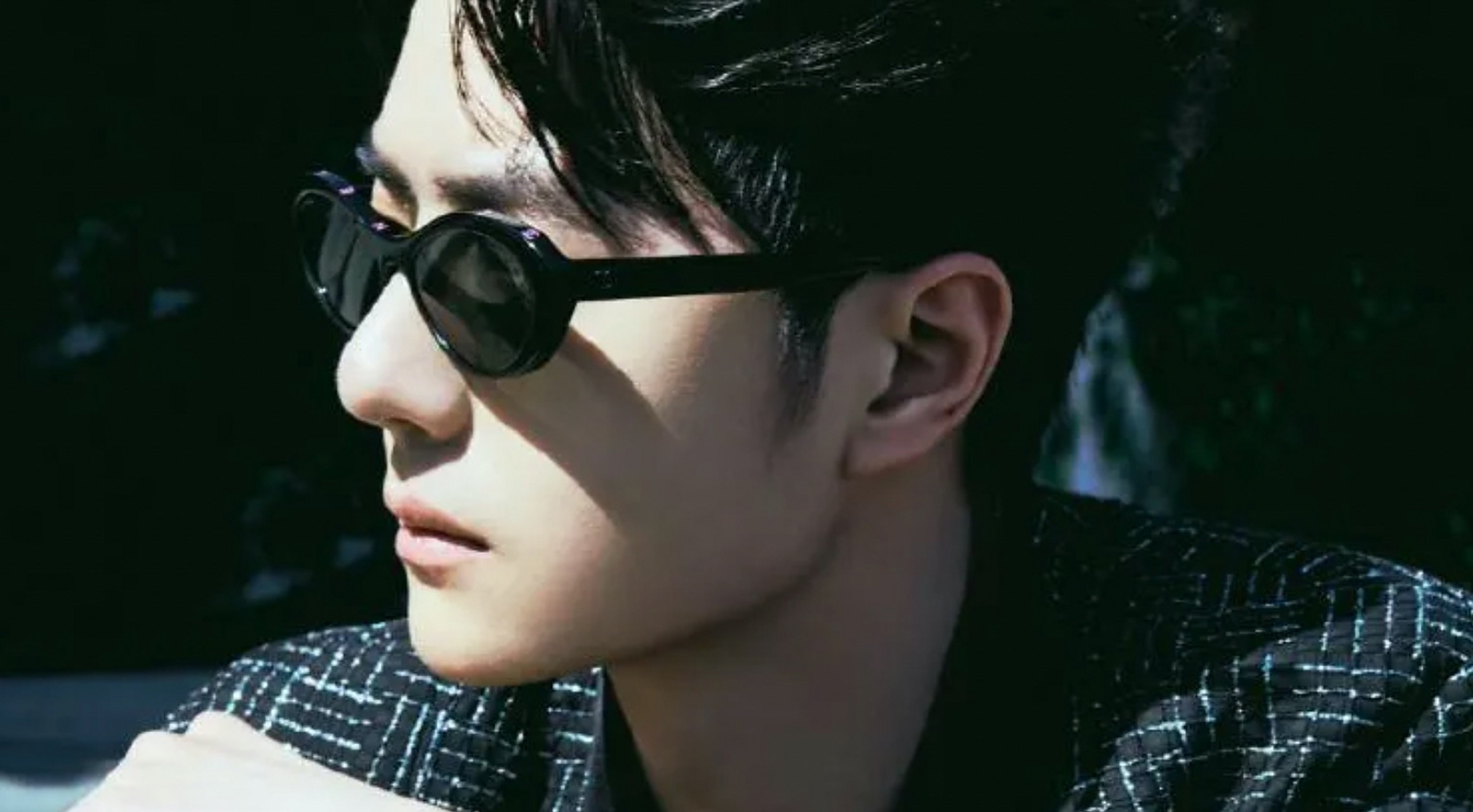 王一博香奈儿看秀造型