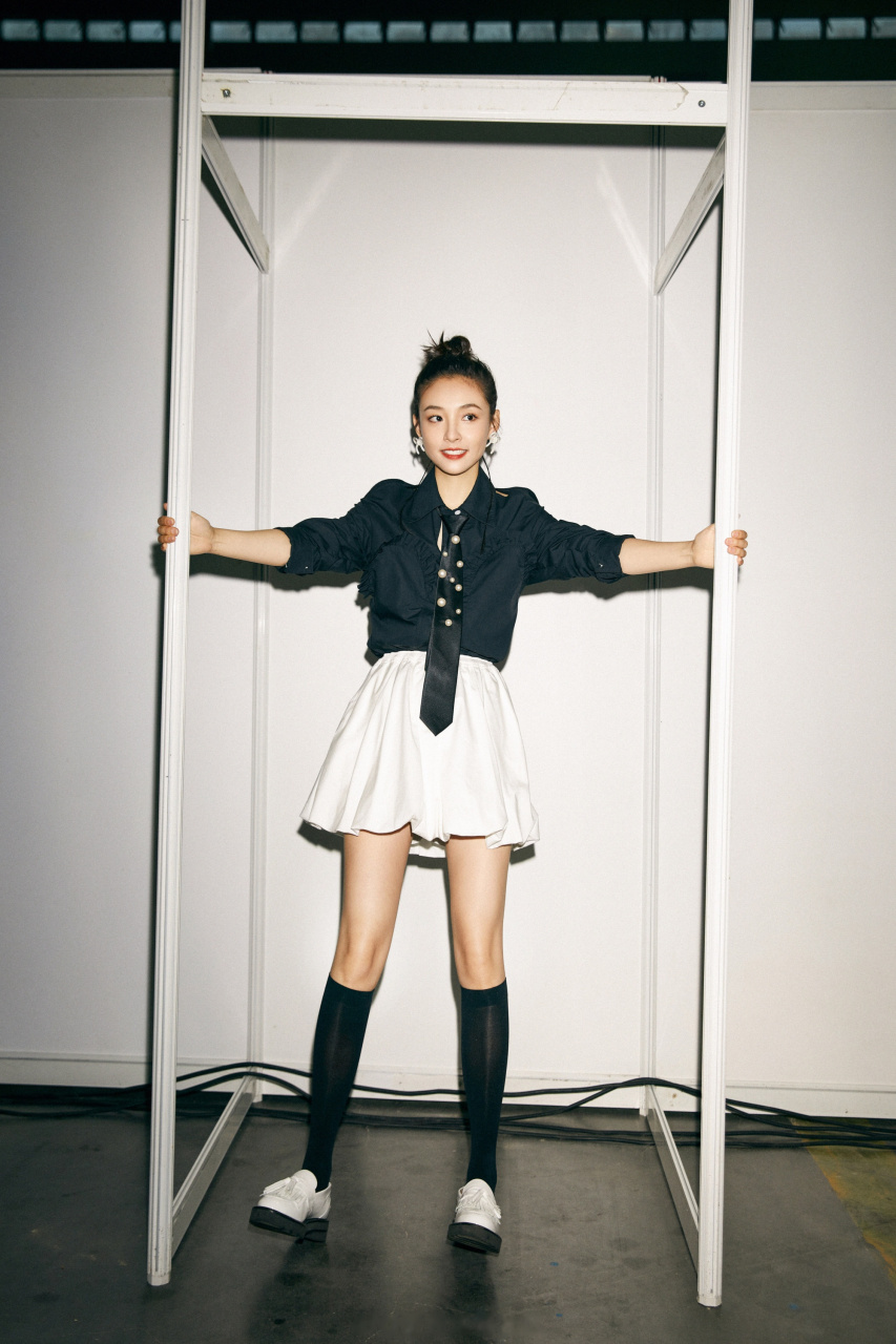 吴倩 今晚快乐大本营后台甜酷大片释出,黑色衬衫搭配白色灯笼裙活力