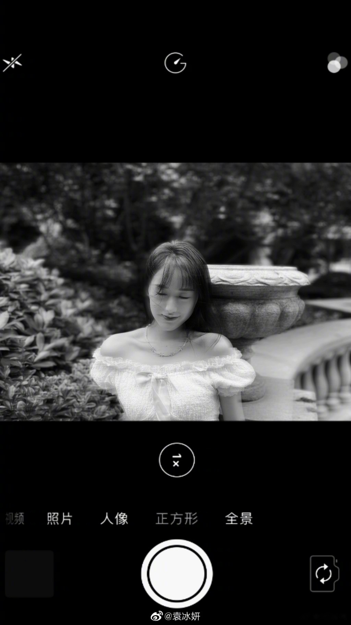 【#向全世界安利袁冰妍# 】 #袁冰妍#身穿黑白条纹针织上衣搭配牛仔裤