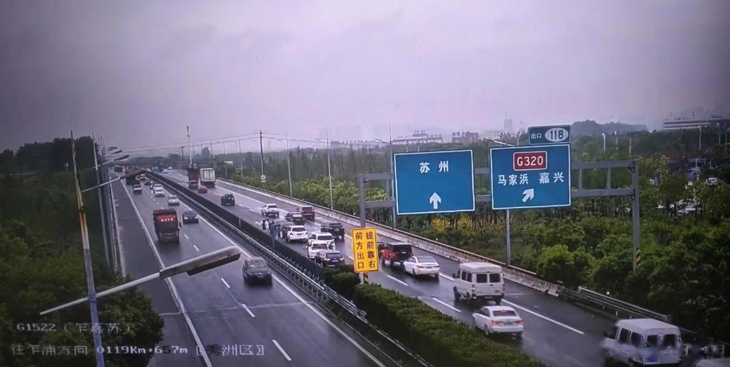 嘉兴高速路况:g1522乍嘉苏高速江苏方向119km马家浜不到1公里追尾事故