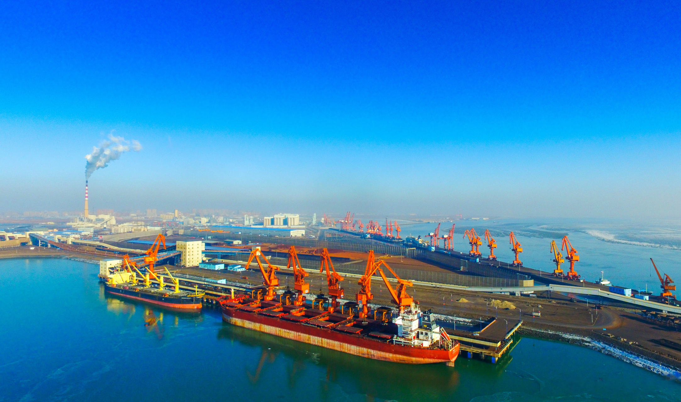 中国海岸线最北端的连接海上丝路的港口——丹东港(摄影/ 刘海东)