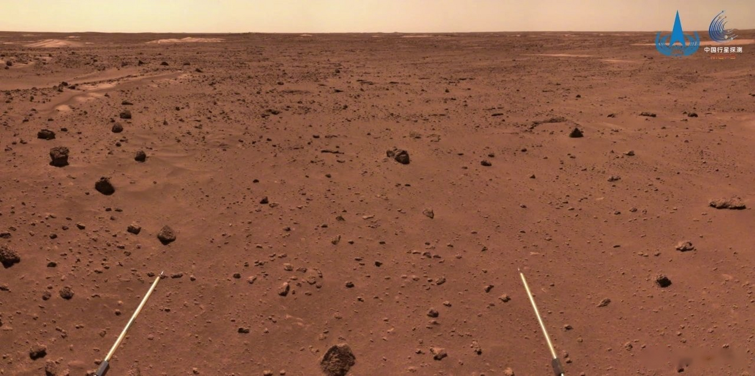 【祝融号开始穿越火星表面复杂地形地带】记者从国家航天局获悉,祝融